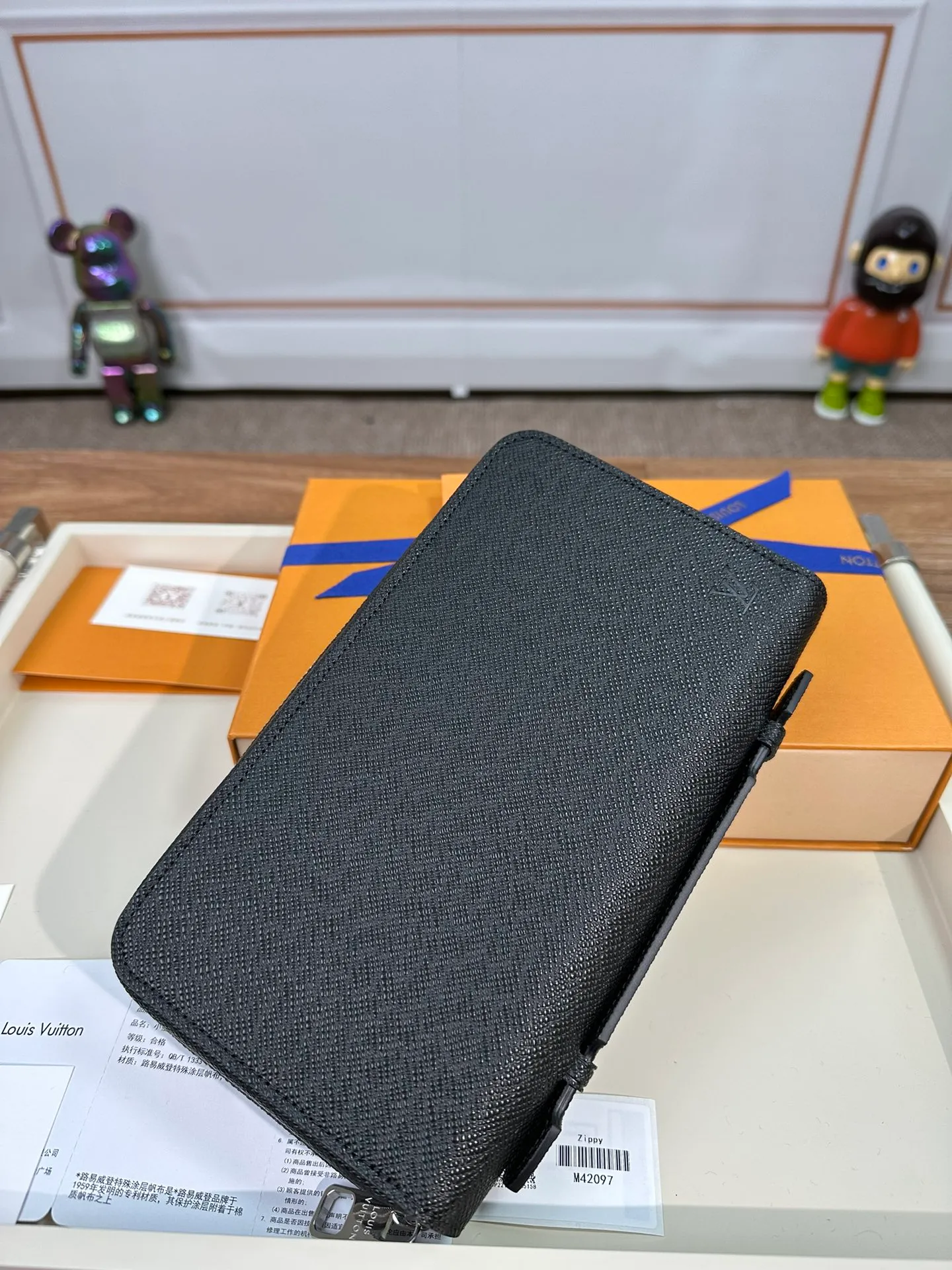 P1280 M42097 [Special genuine product] This extremely practical large wallet is comparable to a small bag in terms of capacity. Equipped with a dedicated pocket for smartphones, it can also hold keys, passports, credit cards and cash. The leather material shows an elegant style, and it comes with a handle so it can be carried by hand, showing a mature temperament. 22.0x13.0x4.0cm