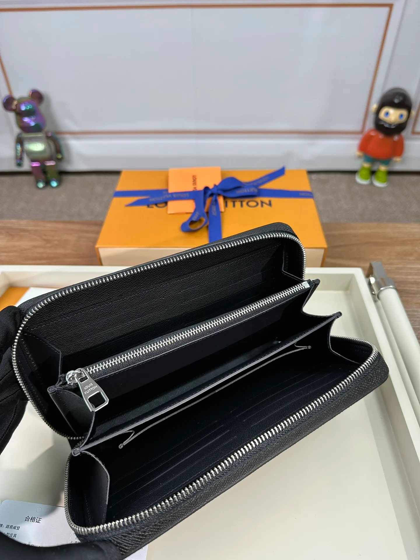 P1280 M42097 [Special genuine product] This extremely practical large wallet is comparable to a small bag in terms of capacity. Equipped with a dedicated pocket for smartphones, it can also hold keys, passports, credit cards and cash. The leather material shows an elegant style, and it comes with a handle so it can be carried by hand, showing a mature temperament. 22.0x13.0x4.0cm