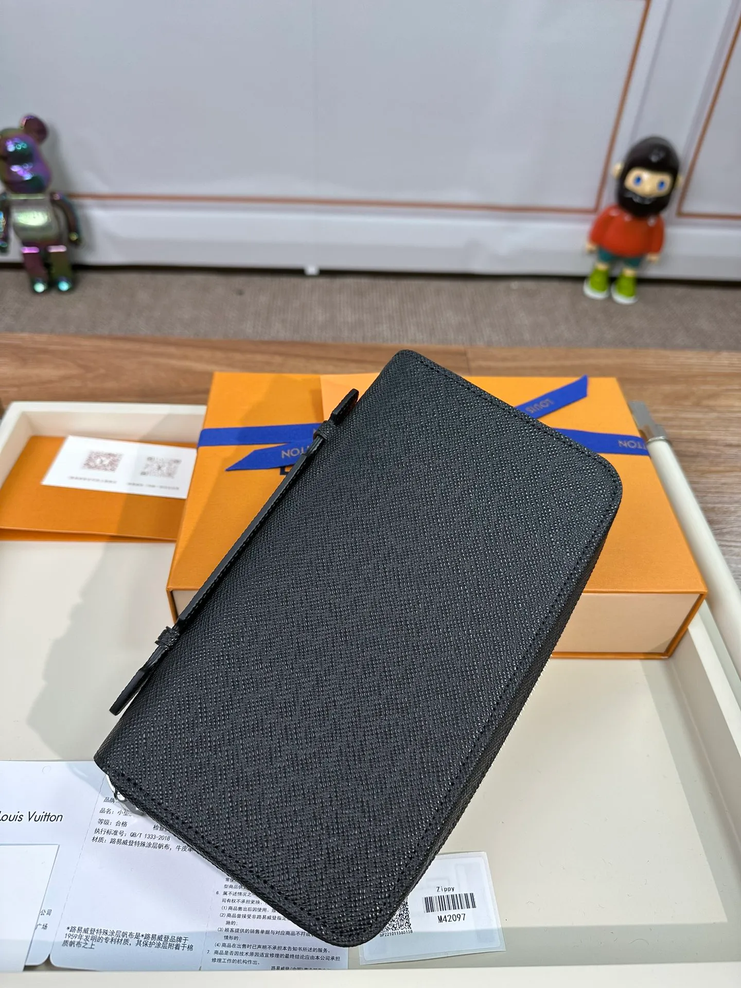 P1280 M42097 [Special genuine product] This extremely practical large wallet is comparable to a small bag in terms of capacity. Equipped with a dedicated pocket for smartphones, it can also hold keys, passports, credit cards and cash. The leather material shows an elegant style, and it comes with a handle so it can be carried by hand, showing a mature temperament. 22.0x13.0x4.0cm
