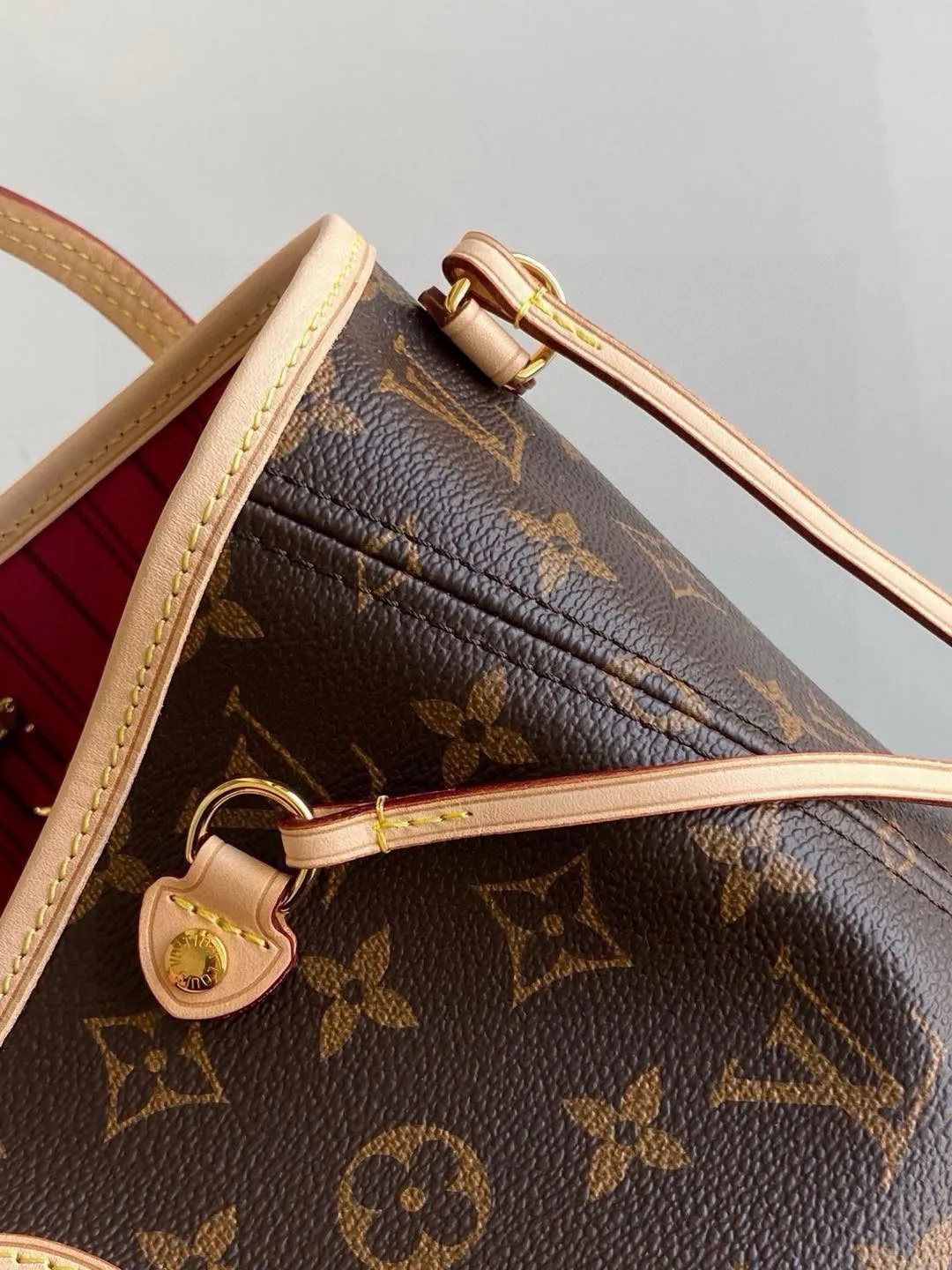 💰780 (Small steel nails) Top original order M41245 NEVERFULL PM This Neverfull MM handbag combines timeless classic design with traditional details. It is made of Monogram canvas and trimmed with natural cowhide. The interior is extra spacious but not heavy. Tighten the side straps to create a fashionable and charming shape, and loosen them to show a more casual atmosphere. The slim and comfortable handle can be easily slung over the shoulder or carried by arm. Lined in a vibrant color, the bag has a detachable organizer that can be used independently as a clutch or as an extra pocket. 29 cm