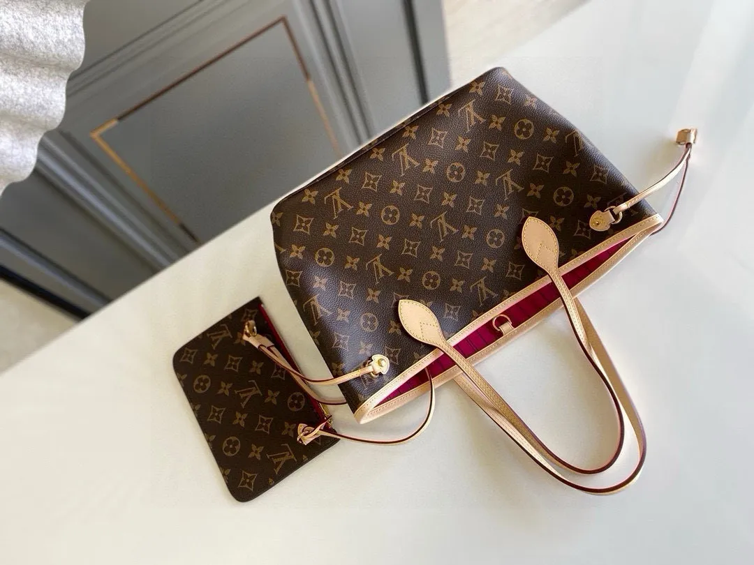 💰780 (Small steel nails) Top original order M41245 NEVERFULL PM This Neverfull MM handbag combines timeless classic design with traditional details. It is made of Monogram canvas and trimmed with natural cowhide. The interior is extra spacious but not heavy. Tighten the side straps to create a fashionable and charming shape, and loosen them to show a more casual atmosphere. The slim and comfortable handle can be easily slung over the shoulder or carried by arm. Lined in a vibrant color, the bag has a detachable organizer that can be used independently as a clutch or as an extra pocket. 29 cm