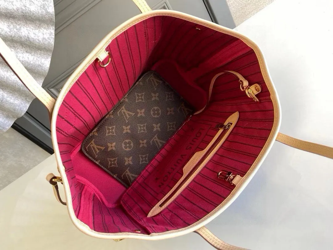 💰780 (Small steel nails) Top original order M41245 NEVERFULL PM This Neverfull MM handbag combines timeless classic design with traditional details. It is made of Monogram canvas and trimmed with natural cowhide. The interior is extra spacious but not heavy. Tighten the side straps to create a fashionable and charming shape, and loosen them to show a more casual atmosphere. The slim and comfortable handle can be easily slung over the shoulder or carried by arm. Lined in a vibrant color, the bag has a detachable organizer that can be used independently as a clutch or as an extra pocket. 29 cm