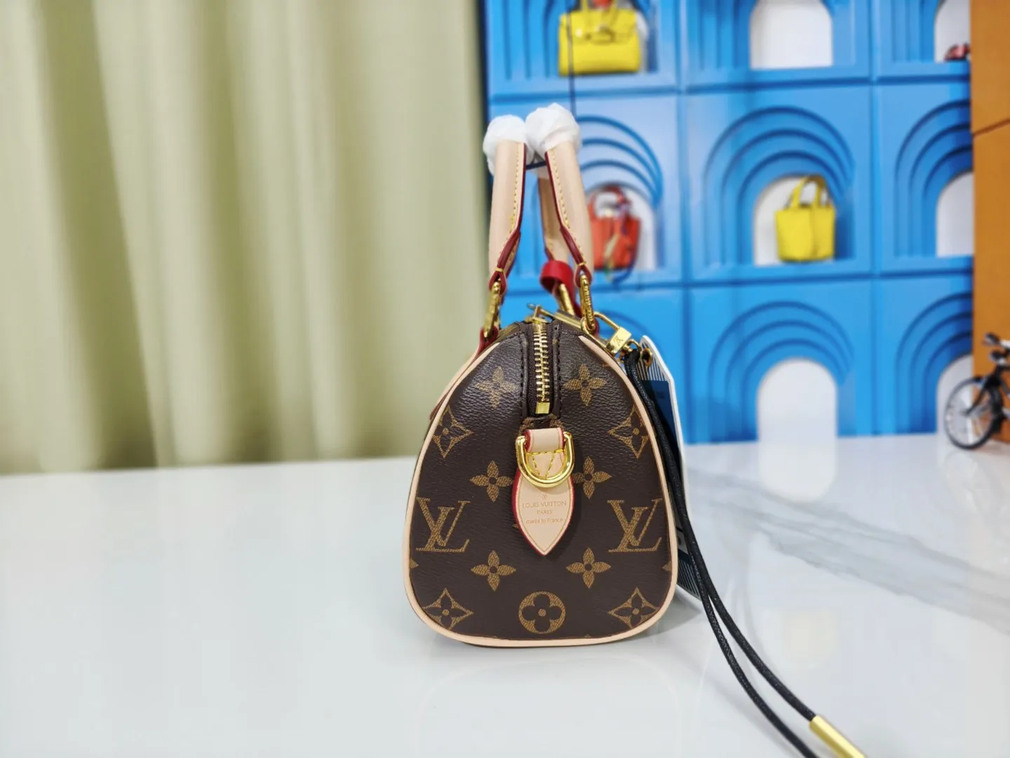 P250💰 M46222.M46234.M45957.M45948 Presbyopia This Speedy Bandoulière 20 handbag is made of Monogram canvas, cow leather trim and fabric lining. It continues the classic design of Louis Vuitton Speedy travel bag in a compact size. It is equipped with rolled leather handles and a detachable and adjustable fabric shoulder strap embellished with the brand's logo texture. Detailed features 20.5 x 13.5 x 12 cm (length x height x width)
