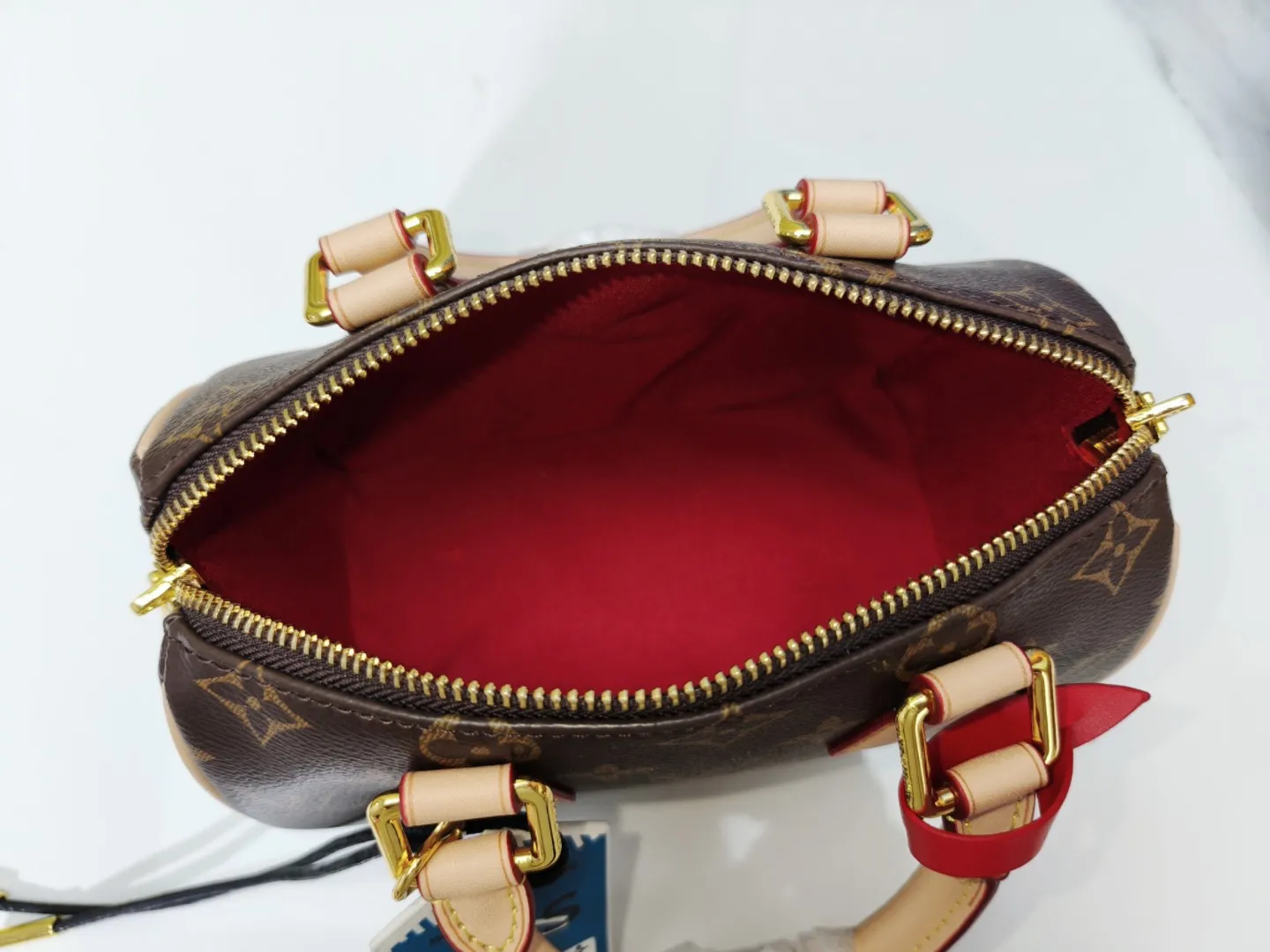 P250💰 M46222.M46234.M45957.M45948 Presbyopia This Speedy Bandoulière 20 handbag is made of Monogram canvas, cow leather trim and fabric lining. It continues the classic design of Louis Vuitton Speedy travel bag in a compact size. It is equipped with rolled leather handles and a detachable and adjustable fabric shoulder strap embellished with the brand's logo texture. Detailed features 20.5 x 13.5 x 12 cm (length x height x width)