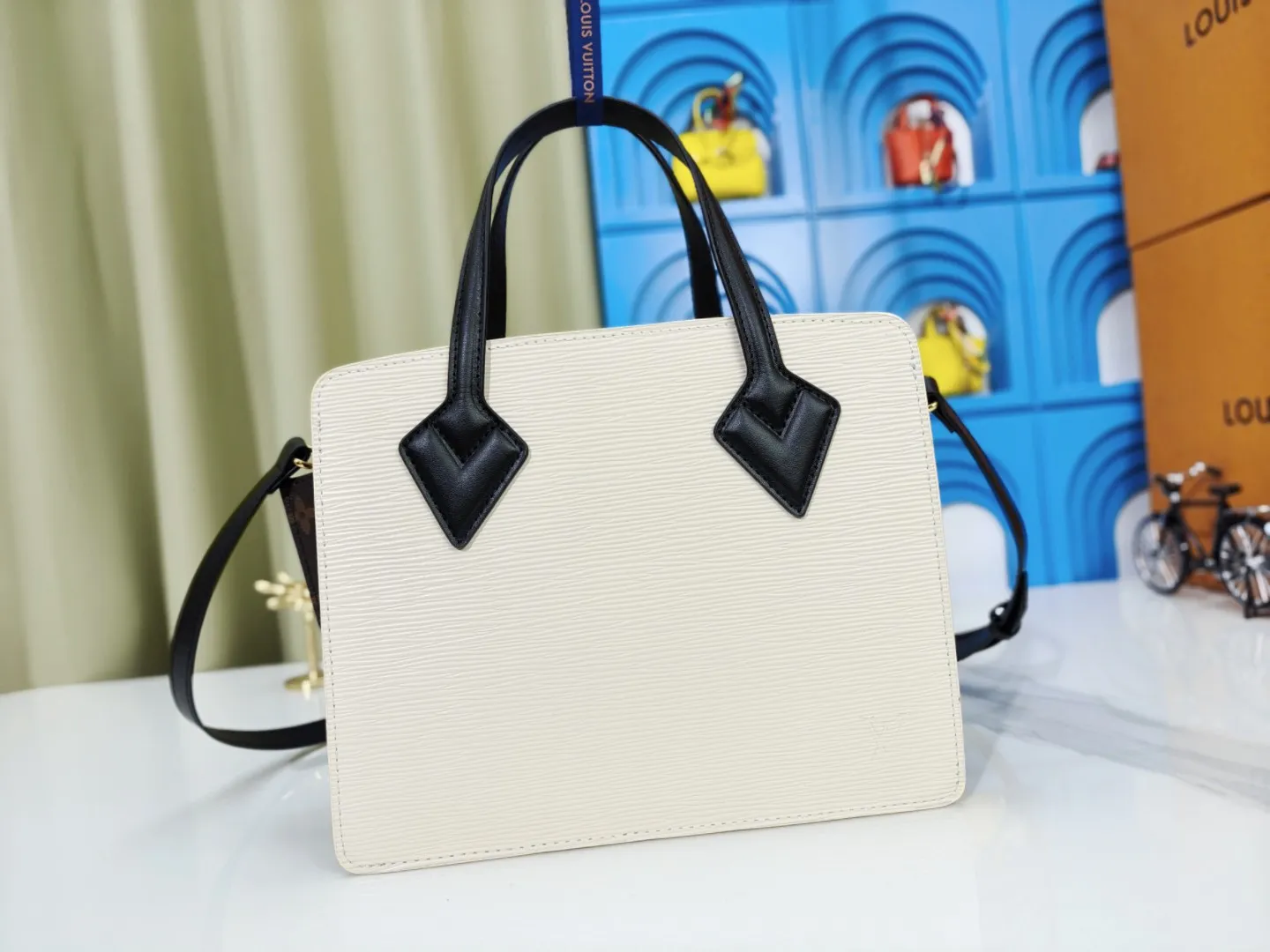 P280💰Upgraded original M11789 M11791 M12533 ​​This Varenne handbag takes inspiration from the archive design launched in 1992. It cleverly combines soft Epi leather and Monogram canvas, making the geometric configuration reveal a feminine charm. Expand the accordion structure to expand ample storage space, and the detachable shoulder strap allows for a variety of carrying options. Dimensions: 30.0 x 31.5 x 9.0 cm (length x height x width)