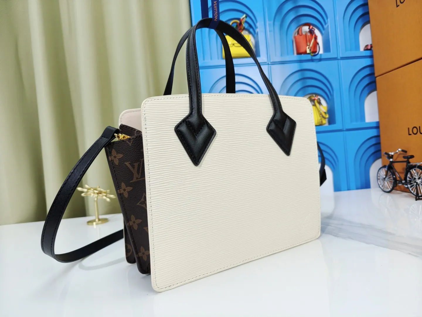 P280💰Upgraded original M11789 M11791 M12533 ​​This Varenne handbag takes inspiration from the archive design launched in 1992. It cleverly combines soft Epi leather and Monogram canvas, making the geometric configuration reveal a feminine charm. Expand the accordion structure to expand ample storage space, and the detachable shoulder strap allows for a variety of carrying options. Dimensions: 30.0 x 31.5 x 9.0 cm (length x height x width)