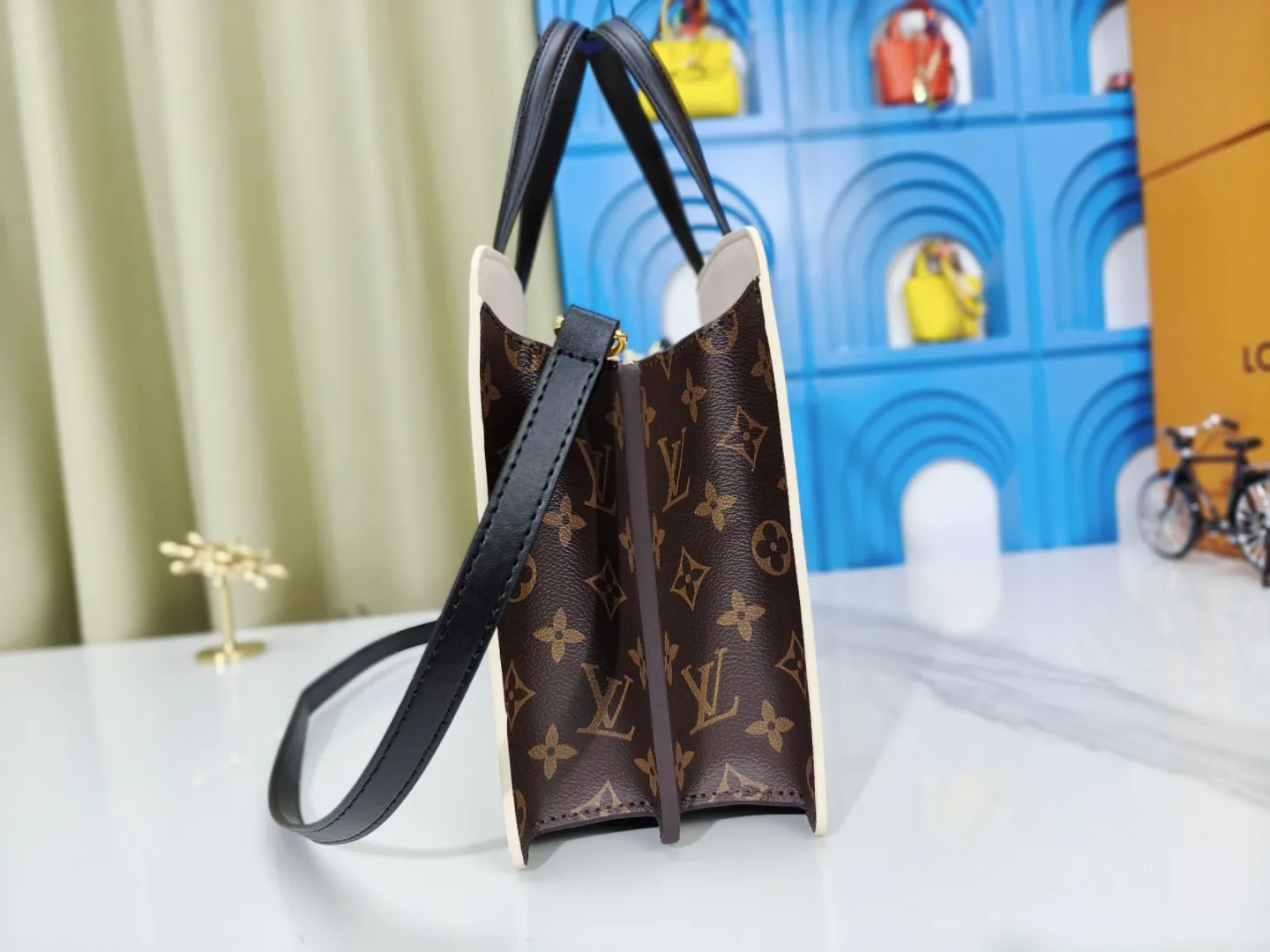 P280💰Upgraded original M11789 M11791 M12533 ​​This Varenne handbag takes inspiration from the archive design launched in 1992. It cleverly combines soft Epi leather and Monogram canvas, making the geometric configuration reveal a feminine charm. Expand the accordion structure to expand ample storage space, and the detachable shoulder strap allows for a variety of carrying options. Dimensions: 30.0 x 31.5 x 9.0 cm (length x height x width)