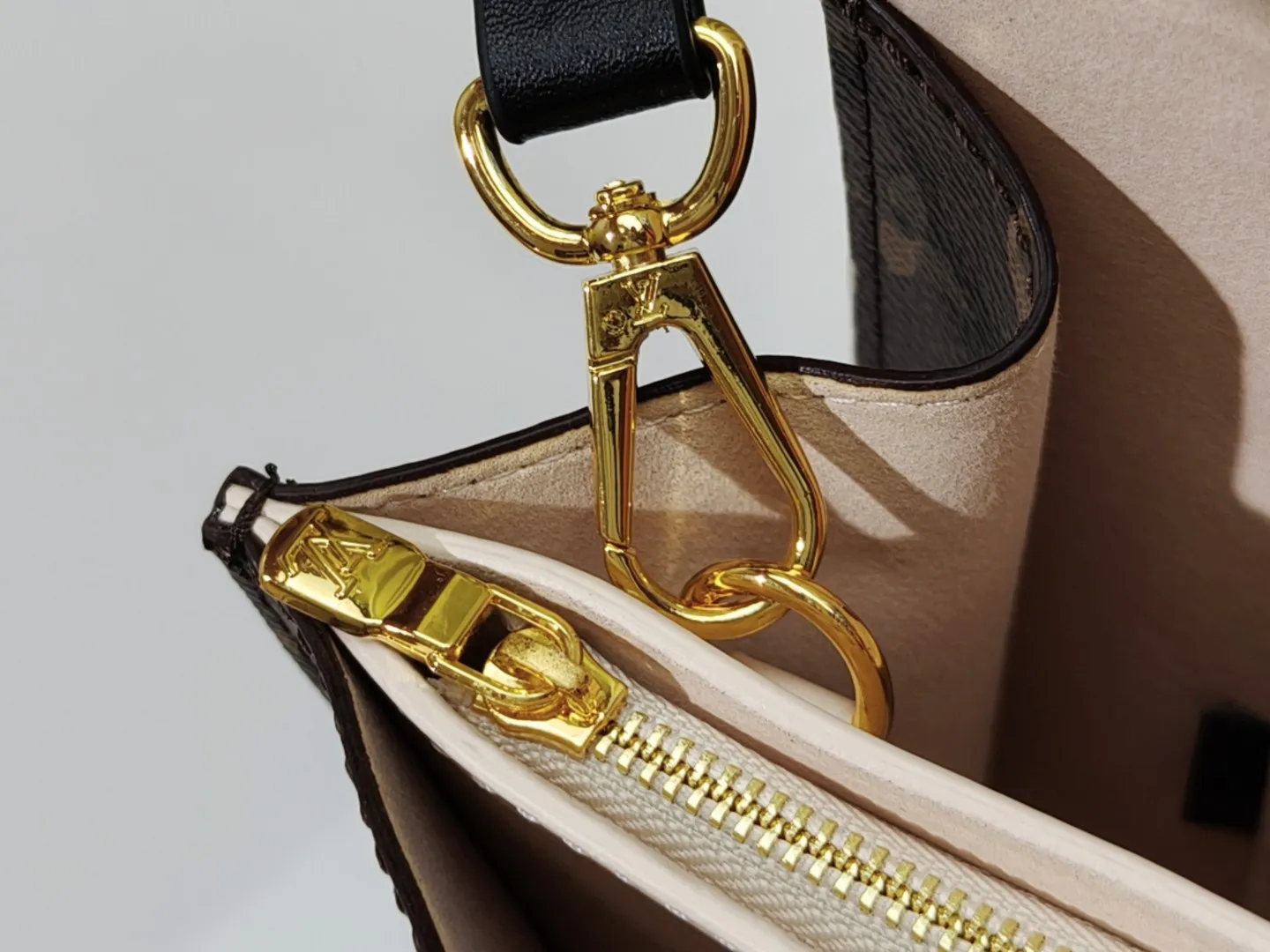 P280💰Upgraded original M11789 M11791 M12533 ​​This Varenne handbag takes inspiration from the archive design launched in 1992. It cleverly combines soft Epi leather and Monogram canvas, making the geometric configuration reveal a feminine charm. Expand the accordion structure to expand ample storage space, and the detachable shoulder strap allows for a variety of carrying options. Dimensions: 30.0 x 31.5 x 9.0 cm (length x height x width)