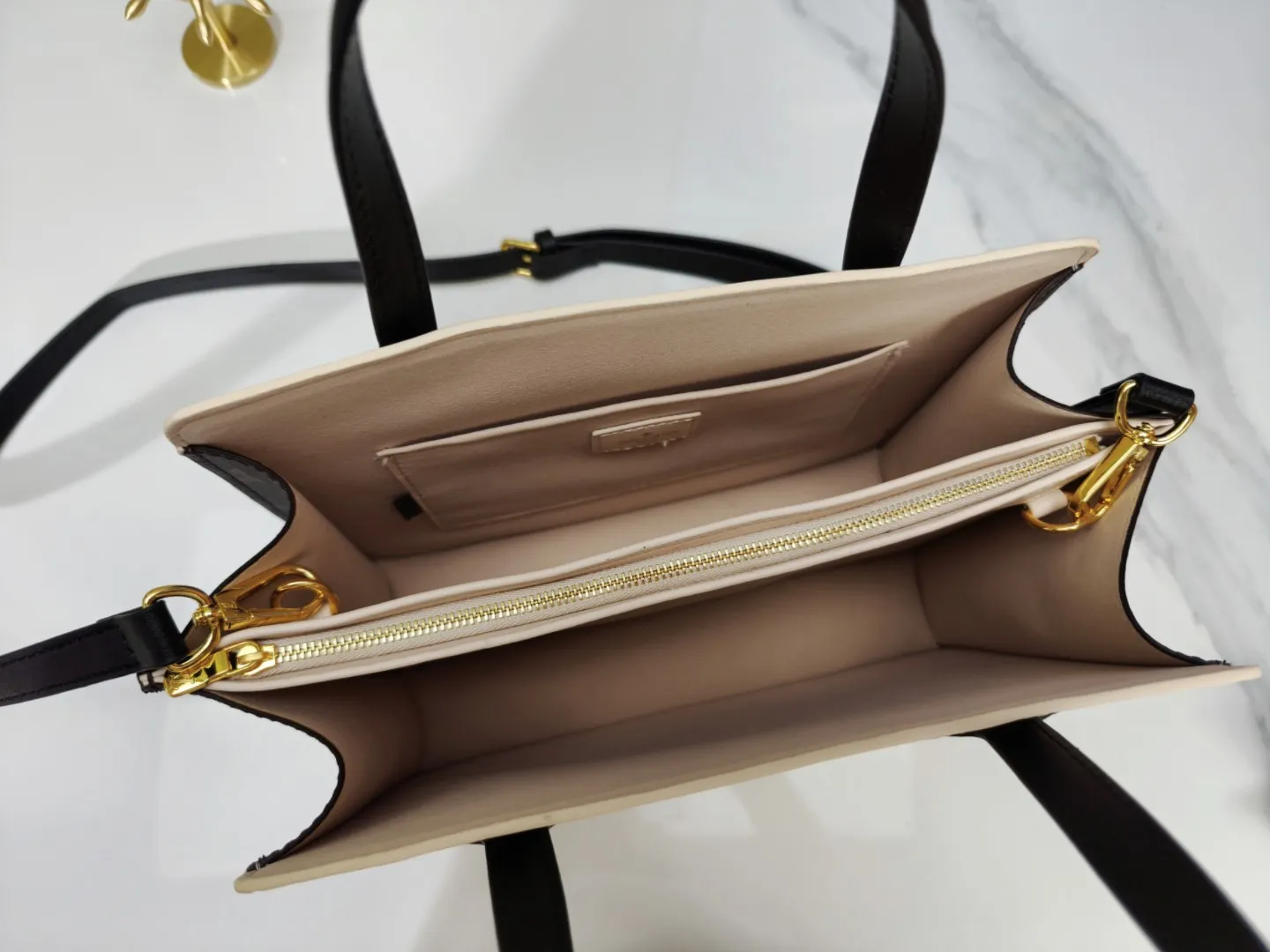 P280💰Upgraded original M11789 M11791 M12533 ​​This Varenne handbag takes inspiration from the archive design launched in 1992. It cleverly combines soft Epi leather and Monogram canvas, making the geometric configuration reveal a feminine charm. Expand the accordion structure to expand ample storage space, and the detachable shoulder strap allows for a variety of carrying options. Dimensions: 30.0 x 31.5 x 9.0 cm (length x height x width)