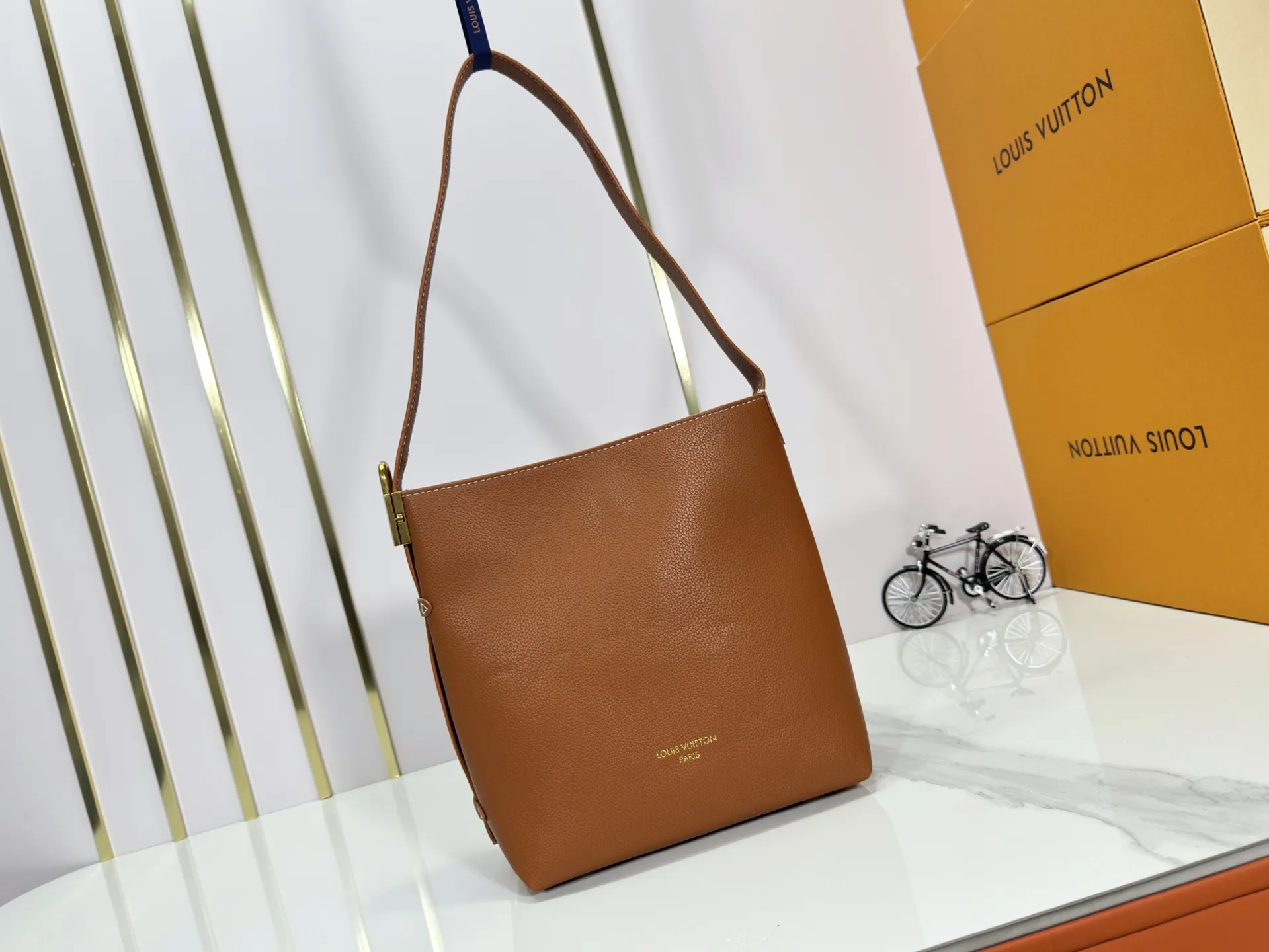 P240 Upgraded original (imitation original) M24988 M24974 M24856 M25022 M25352 M25353 M12982 M14265 M25354 This Low Key Hobo handbag is made of smooth cow leather with suede cow leather lining. It can accommodate short wallets, large smartphones, keys and other small items. The shoulder strap is adjustable with a padlock buckle, and a removable Monogram canvas zippered interior pocket keeps it organized. Dimensions: 24.0 x 28.0 x 16.0 cm (length x height x width)