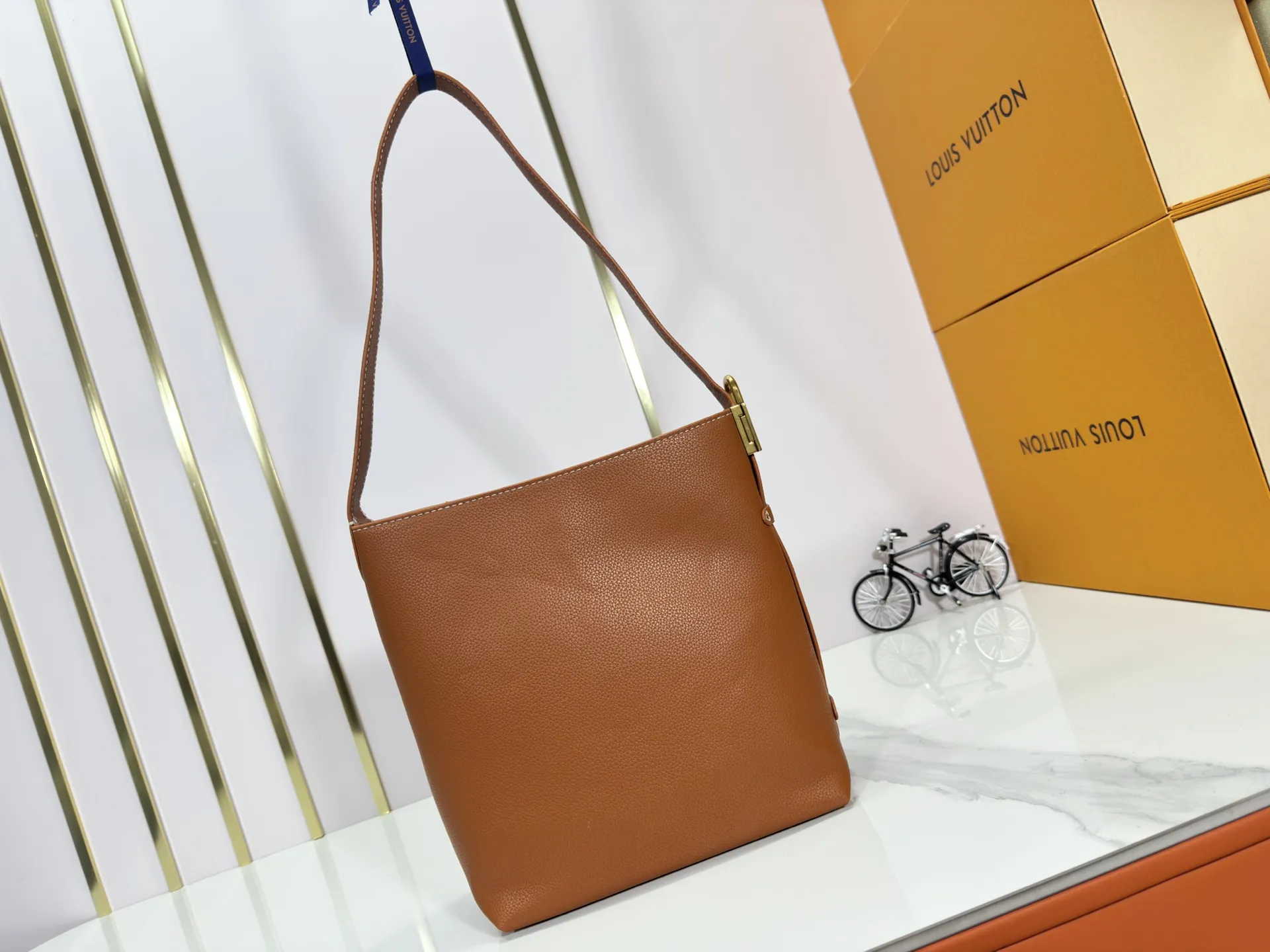 P240 Upgraded original (imitation original) M24988 M24974 M24856 M25022 M25352 M25353 M12982 M14265 M25354 This Low Key Hobo handbag is made of smooth cow leather with suede cow leather lining. It can accommodate short wallets, large smartphones, keys and other small items. The shoulder strap is adjustable with a padlock buckle, and a removable Monogram canvas zippered interior pocket keeps it organized. Dimensions: 24.0 x 28.0 x 16.0 cm (length x height x width)