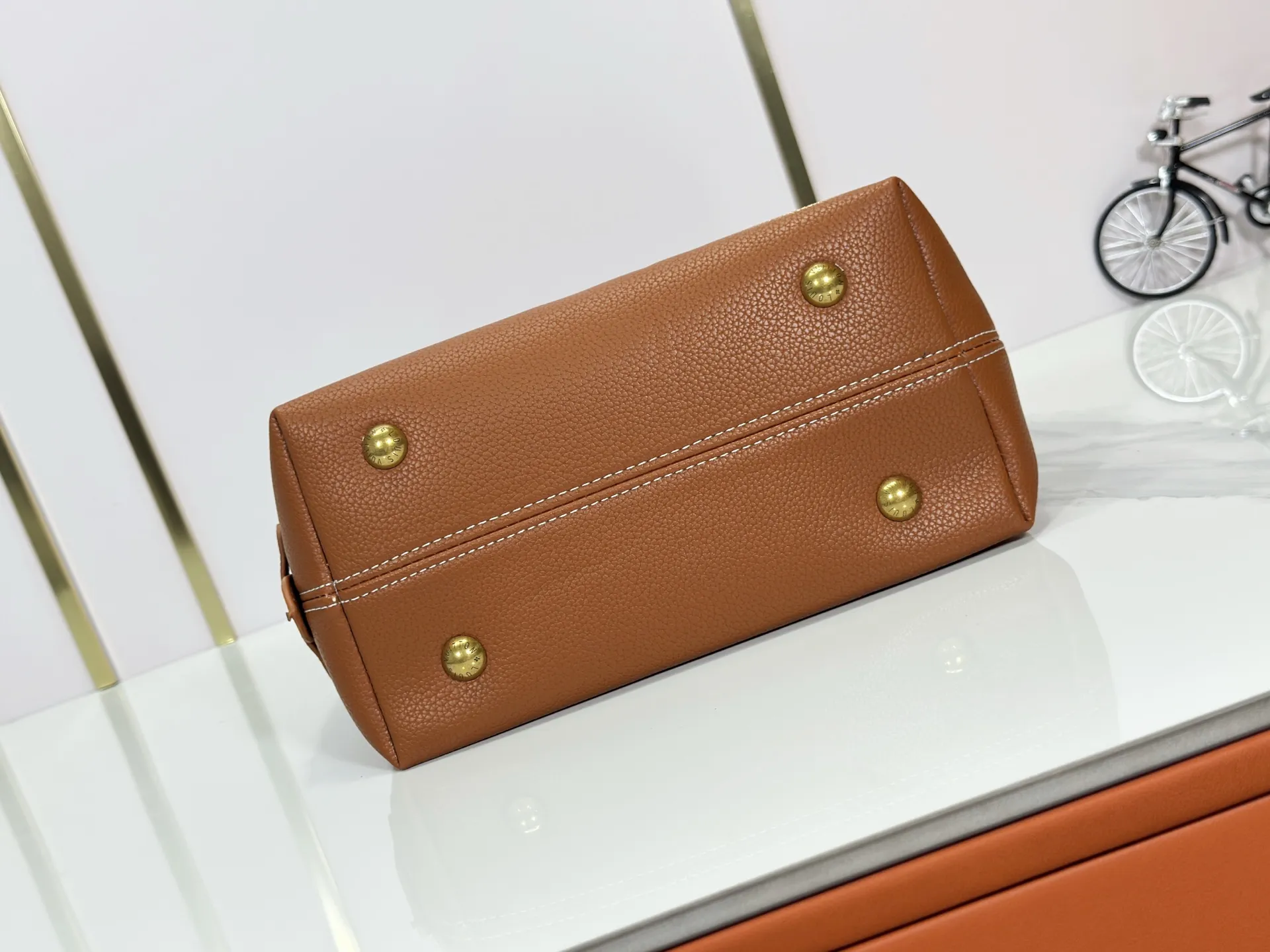 P240 Upgraded original (imitation original) M24988 M24974 M24856 M25022 M25352 M25353 M12982 M14265 M25354 This Low Key Hobo handbag is made of smooth cow leather with suede cow leather lining. It can accommodate short wallets, large smartphones, keys and other small items. The shoulder strap is adjustable with a padlock buckle, and a removable Monogram canvas zippered interior pocket keeps it organized. Dimensions: 24.0 x 28.0 x 16.0 cm (length x height x width)