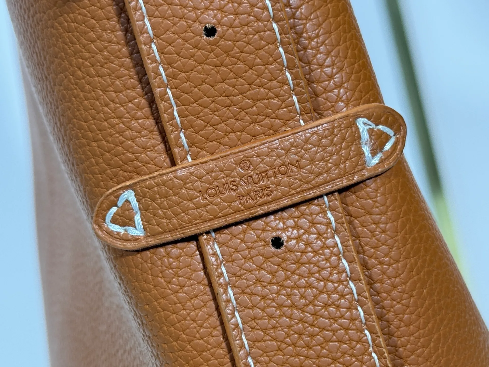P240 Upgraded original (imitation original) M24988 M24974 M24856 M25022 M25352 M25353 M12982 M14265 M25354 This Low Key Hobo handbag is made of smooth cow leather with suede cow leather lining. It can accommodate short wallets, large smartphones, keys and other small items. The shoulder strap is adjustable with a padlock buckle, and a removable Monogram canvas zippered interior pocket keeps it organized. Dimensions: 24.0 x 28.0 x 16.0 cm (length x height x width)