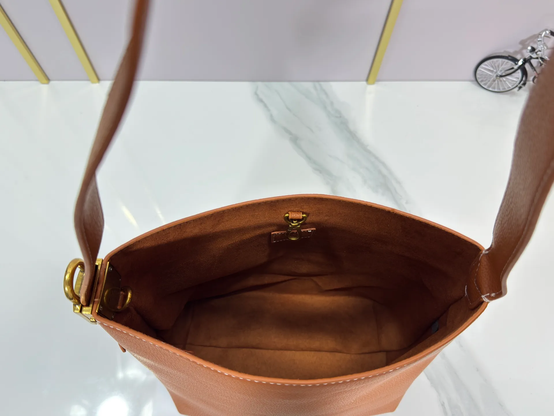 P240 Upgraded original (imitation original) M24988 M24974 M24856 M25022 M25352 M25353 M12982 M14265 M25354 This Low Key Hobo handbag is made of smooth cow leather with suede cow leather lining. It can accommodate short wallets, large smartphones, keys and other small items. The shoulder strap is adjustable with a padlock buckle, and a removable Monogram canvas zippered interior pocket keeps it organized. Dimensions: 24.0 x 28.0 x 16.0 cm (length x height x width)