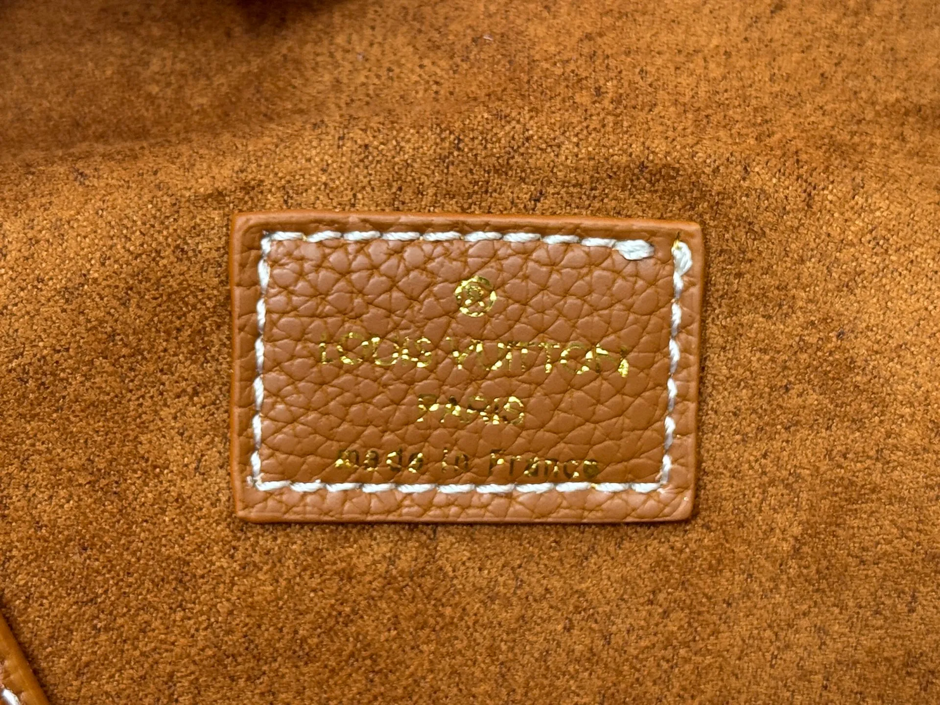 P240 Upgraded original (imitation original) M24988 M24974 M24856 M25022 M25352 M25353 M12982 M14265 M25354 This Low Key Hobo handbag is made of smooth cow leather with suede cow leather lining. It can accommodate short wallets, large smartphones, keys and other small items. The shoulder strap is adjustable with a padlock buckle, and a removable Monogram canvas zippered interior pocket keeps it organized. Dimensions: 24.0 x 28.0 x 16.0 cm (length x height x width)