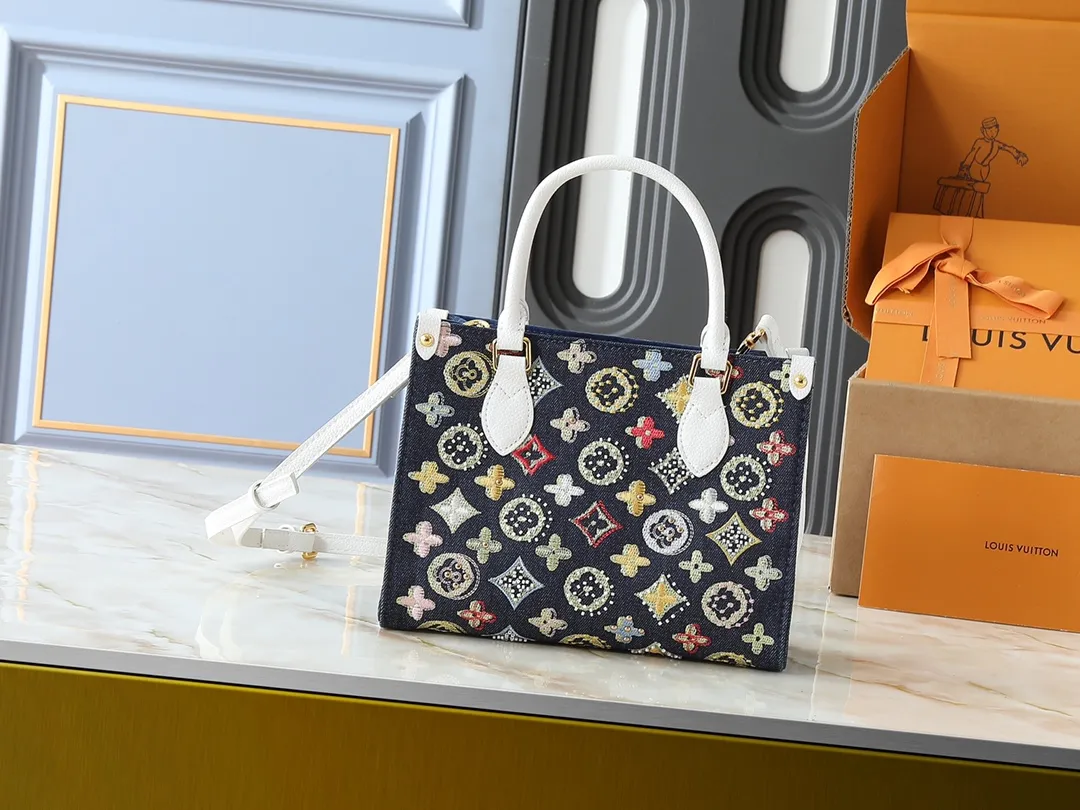 💰300💰Upgraded original version 🔥New embroidery🔥M45659 M46373 M44571 This OnTheGo small handbag is made of Monogram and Monogram Reverse canvas, with the Monogram Giant pattern embellished on it. The Toron handle and the jacquard textured shoulder strap decorated with the brand's logo create a visual contrast, and the detachable coin bag is suitable for storing change or small items. It combines fashionable charm with various functions, making it a good daily companion. 25.0 x 19.0 x 11.5 cm (length x height x width)