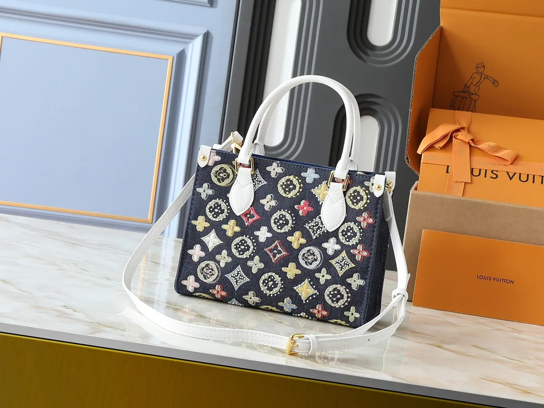 💰300💰Upgraded original version 🔥New embroidery🔥M45659 M46373 M44571 This OnTheGo small handbag is made of Monogram and Monogram Reverse canvas, with the Monogram Giant pattern embellished on it. The Toron handle and the jacquard textured shoulder strap decorated with the brand's logo create a visual contrast, and the detachable coin bag is suitable for storing change or small items. It combines fashionable charm with various functions, making it a good daily companion. 25.0 x 19.0 x 11.5 cm (length x height x width)