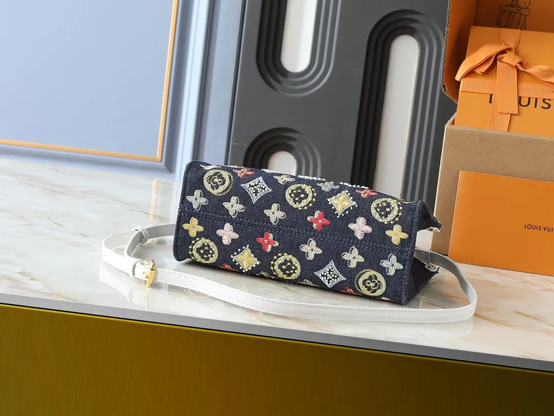 💰300💰Upgraded original version 🔥New embroidery🔥M45659 M46373 M44571 This OnTheGo small handbag is made of Monogram and Monogram Reverse canvas, with the Monogram Giant pattern embellished on it. The Toron handle and the jacquard textured shoulder strap decorated with the brand's logo create a visual contrast, and the detachable coin bag is suitable for storing change or small items. It combines fashionable charm with various functions, making it a good daily companion. 25.0 x 19.0 x 11.5 cm (length x height x width)