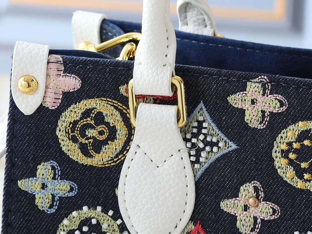 💰300💰Upgraded original version 🔥New embroidery🔥M45659 M46373 M44571 This OnTheGo small handbag is made of Monogram and Monogram Reverse canvas, with the Monogram Giant pattern embellished on it. The Toron handle and the jacquard textured shoulder strap decorated with the brand's logo create a visual contrast, and the detachable coin bag is suitable for storing change or small items. It combines fashionable charm with various functions, making it a good daily companion. 25.0 x 19.0 x 11.5 cm (length x height x width)