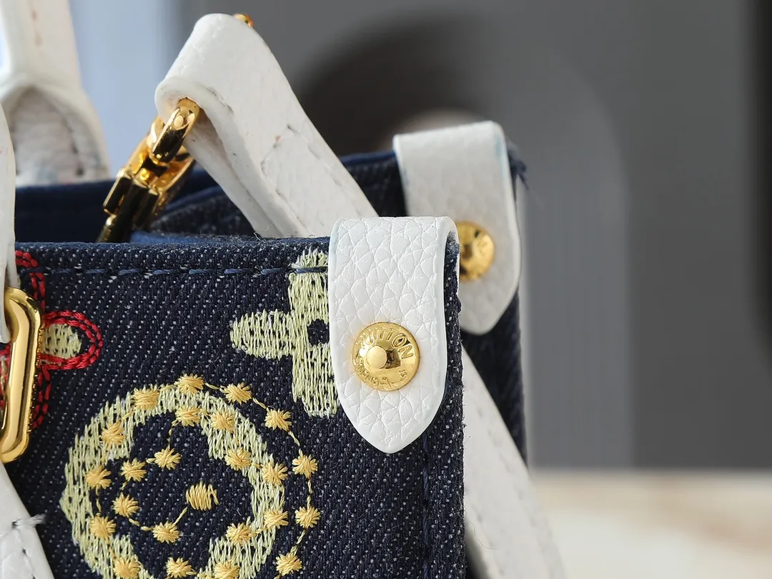 💰300💰Upgraded original version 🔥New embroidery🔥M45659 M46373 M44571 This OnTheGo small handbag is made of Monogram and Monogram Reverse canvas, with the Monogram Giant pattern embellished on it. The Toron handle and the jacquard textured shoulder strap decorated with the brand's logo create a visual contrast, and the detachable coin bag is suitable for storing change or small items. It combines fashionable charm with various functions, making it a good daily companion. 25.0 x 19.0 x 11.5 cm (length x height x width)