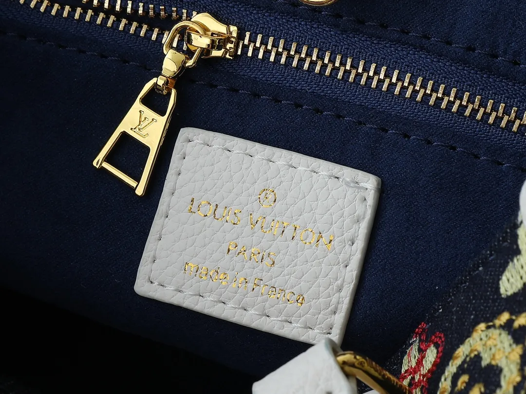 💰300💰Upgraded original version 🔥New embroidery🔥M45659 M46373 M44571 This OnTheGo small handbag is made of Monogram and Monogram Reverse canvas, with the Monogram Giant pattern embellished on it. The Toron handle and the jacquard textured shoulder strap decorated with the brand's logo create a visual contrast, and the detachable coin bag is suitable for storing change or small items. It combines fashionable charm with various functions, making it a good daily companion. 25.0 x 19.0 x 11.5 cm (length x height x width)
