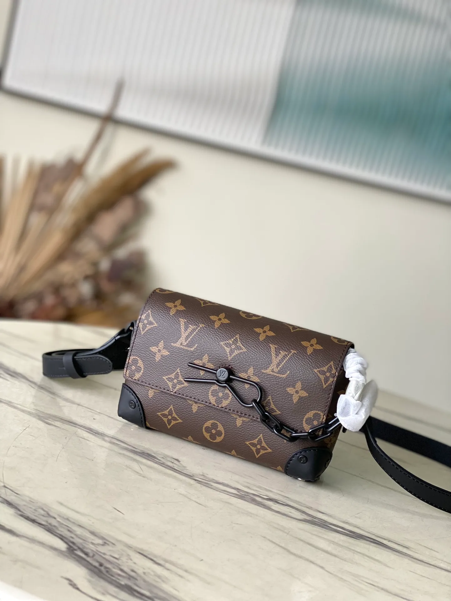 💰800 Top Original Order M83613 Presbyopia This Steamer mini handbag is made of Monogram Macassar canvas and is recognizable with decorative chains and brooches. The reinforced packaging is based on the traditional box-making tradition of Jiaoyuan brand. The magnetic buckle design makes it easy to take and place small items. The adjustable strap allows you to choose to carry it on the shoulder or cross-body. size: