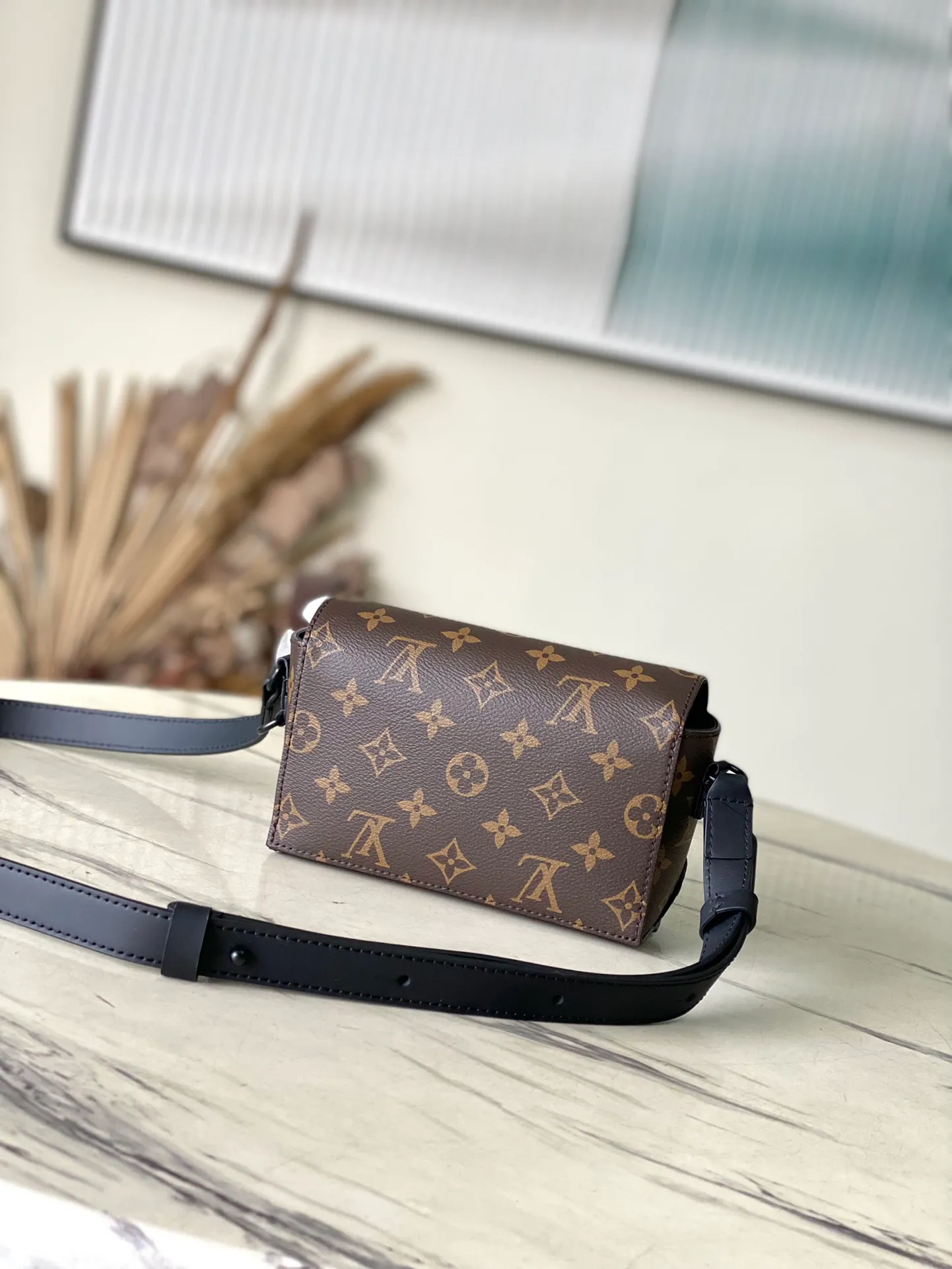 💰800 Top Original Order M83613 Presbyopia This Steamer mini handbag is made of Monogram Macassar canvas and is recognizable with decorative chains and brooches. The reinforced packaging is based on the traditional box-making tradition of Jiaoyuan brand. The magnetic buckle design makes it easy to take and place small items. The adjustable strap allows you to choose to carry it on the shoulder or cross-body. size: