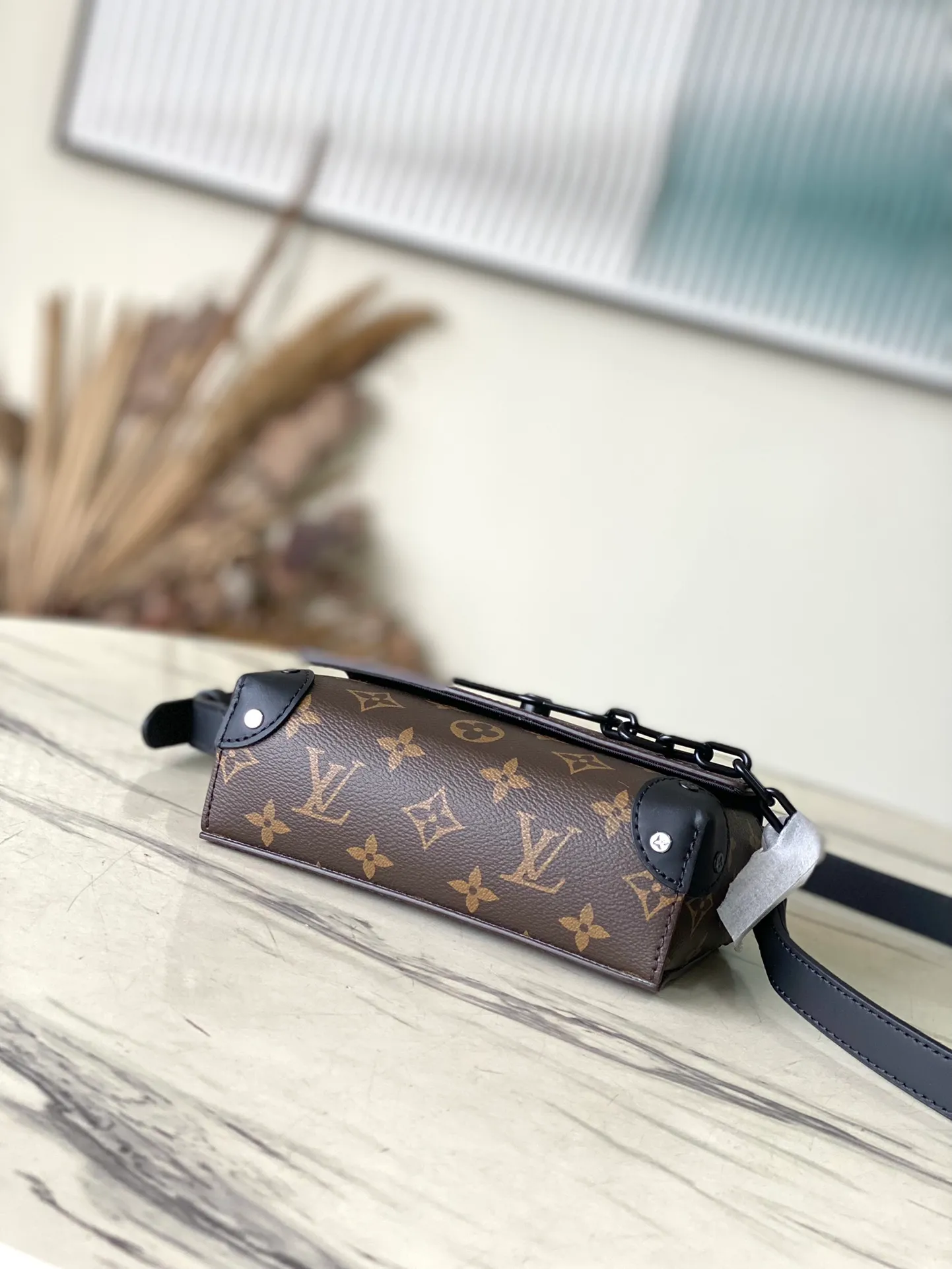 💰800 Top Original Order M83613 Presbyopia This Steamer mini handbag is made of Monogram Macassar canvas and is recognizable with decorative chains and brooches. The reinforced packaging is based on the traditional box-making tradition of Jiaoyuan brand. The magnetic buckle design makes it easy to take and place small items. The adjustable strap allows you to choose to carry it on the shoulder or cross-body. size: