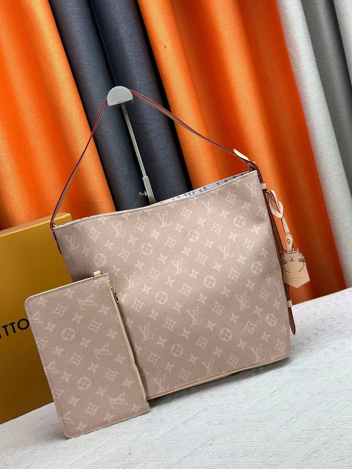 P240 Upgraded original M25727 M12925 M12926 M13480 M13044 M14356 M13045 M13089 This All In handbag is made of Monogram cow leather with shiny metal parts, and the iconic padlock and nameplate highlight the classic style. The adjustable shoulder strap continues the brand's trunk-making heritage, and the leather shoulder strap adds cross-body and shoulder carry options. The foldable design enables the silhouette to be retracted and retracted freely, providing ample space for daily use. 30.0 x 25.0 x 17.0 cm (length x height x width)