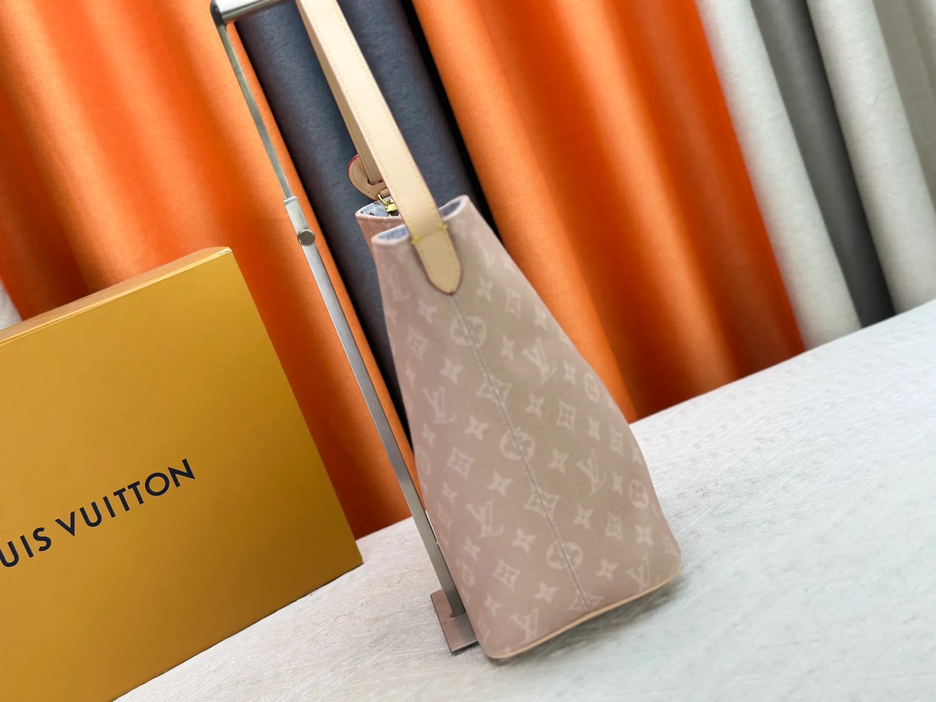 P240 Upgraded original M25727 M12925 M12926 M13480 M13044 M14356 M13045 M13089 This All In handbag is made of Monogram cow leather with shiny metal parts, and the iconic padlock and nameplate highlight the classic style. The adjustable shoulder strap continues the brand's trunk-making heritage, and the leather shoulder strap adds cross-body and shoulder carry options. The foldable design enables the silhouette to be retracted and retracted freely, providing ample space for daily use. 30.0 x 25.0 x 17.0 cm (length x height x width)