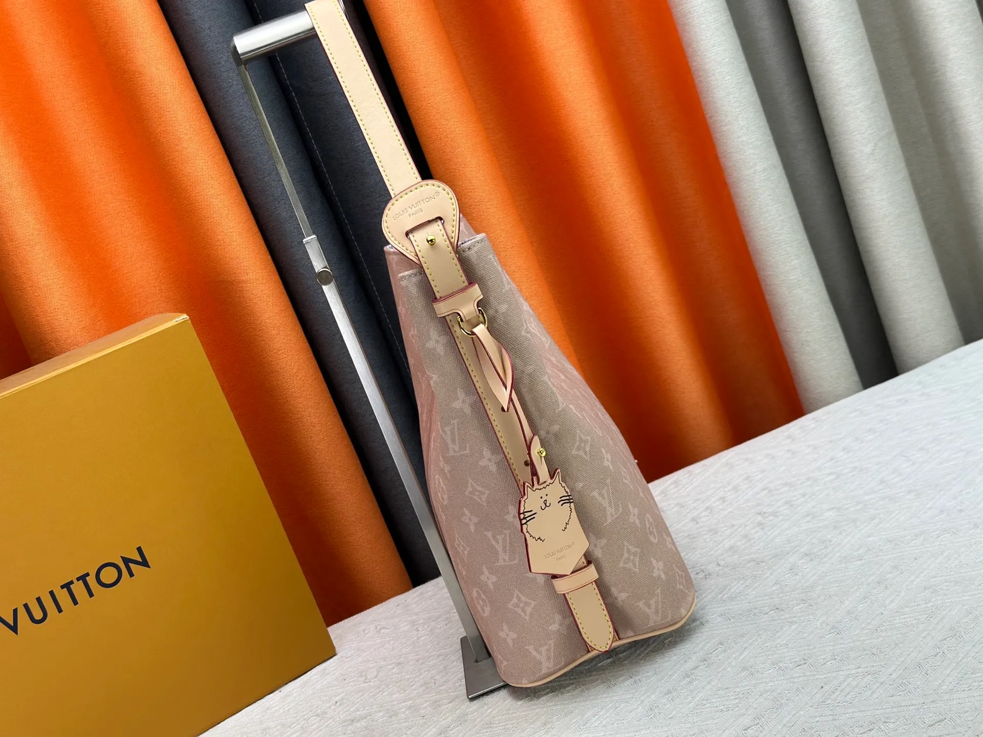 P240 Upgraded original M25727 M12925 M12926 M13480 M13044 M14356 M13045 M13089 This All In handbag is made of Monogram cow leather with shiny metal parts, and the iconic padlock and nameplate highlight the classic style. The adjustable shoulder strap continues the brand's trunk-making heritage, and the leather shoulder strap adds cross-body and shoulder carry options. The foldable design enables the silhouette to be retracted and retracted freely, providing ample space for daily use. 30.0 x 25.0 x 17.0 cm (length x height x width)