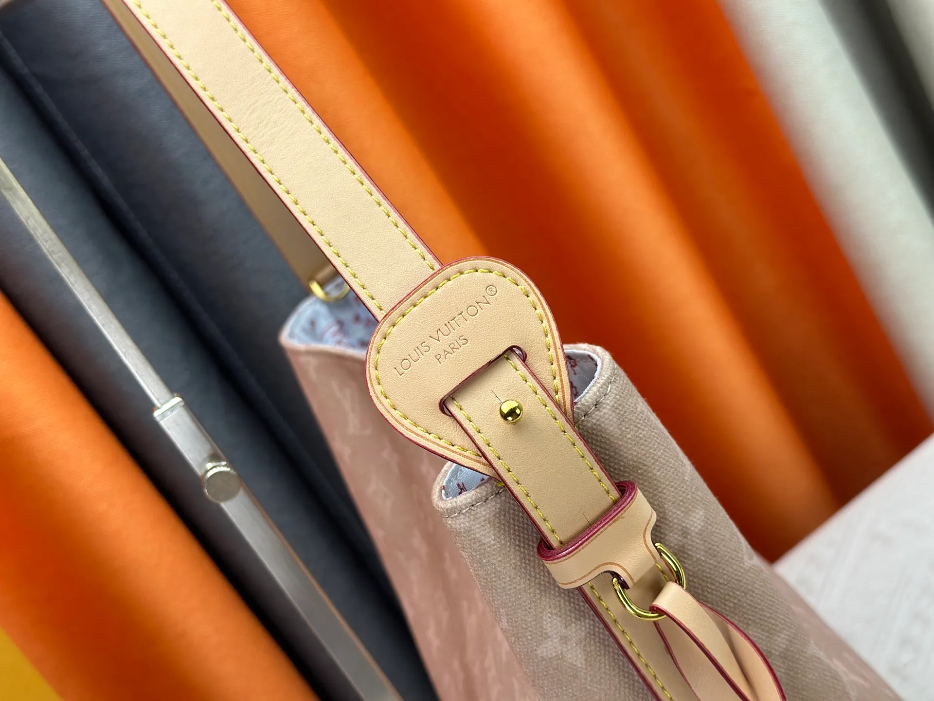 P240 Upgraded original M25727 M12925 M12926 M13480 M13044 M14356 M13045 M13089 This All In handbag is made of Monogram cow leather with shiny metal parts, and the iconic padlock and nameplate highlight the classic style. The adjustable shoulder strap continues the brand's trunk-making heritage, and the leather shoulder strap adds cross-body and shoulder carry options. The foldable design enables the silhouette to be retracted and retracted freely, providing ample space for daily use. 30.0 x 25.0 x 17.0 cm (length x height x width)