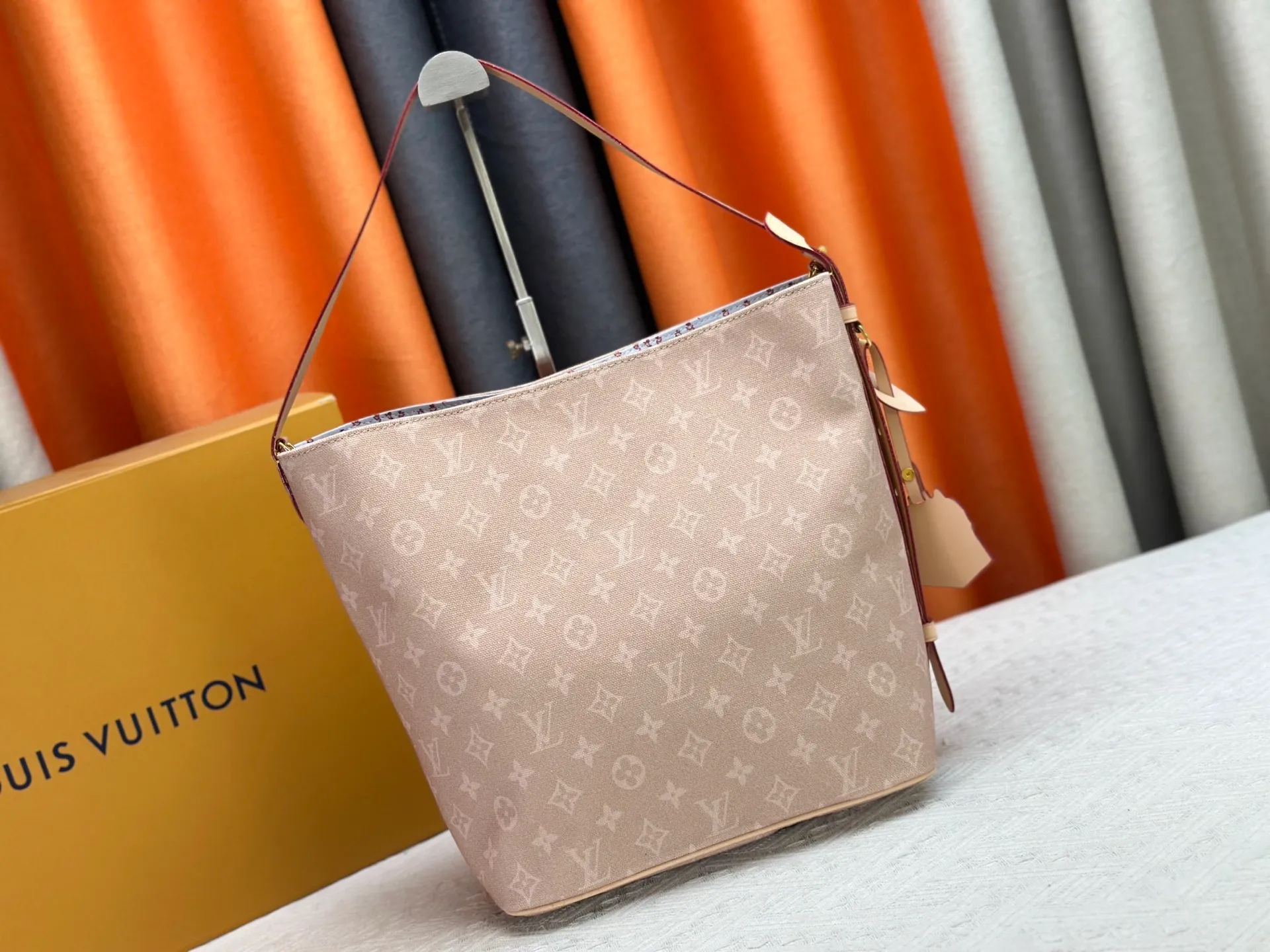 P240 Upgraded original M25727 M12925 M12926 M13480 M13044 M14356 M13045 M13089 This All In handbag is made of Monogram cow leather with shiny metal parts, and the iconic padlock and nameplate highlight the classic style. The adjustable shoulder strap continues the brand's trunk-making heritage, and the leather shoulder strap adds cross-body and shoulder carry options. The foldable design enables the silhouette to be retracted and retracted freely, providing ample space for daily use. 30.0 x 25.0 x 17.0 cm (length x height x width)
