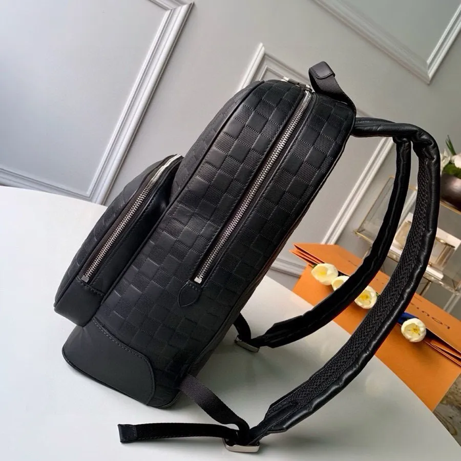 💰1160 (top layer leather) top original Campus backpack N40094 🌱The Damier Infini cowhide has a silver luster, and the brand's classic Damier checkerboard pattern is reinterpreted with an embossed texture. The silver zipper focuses attention, and the design of multiple inner pockets and outer zipper compartments is in line with pragmatism. 30.0x 39.0x 13.0 cm (Length x Height x Width) Damier Infini Onyx Silver Cowhide Leather Trim Textile lining Silver hardware Adjustable leather shoulder strap Top handle Zip closure External zipper compartment Double patch pockets Double interior pockets Interior patch pockets