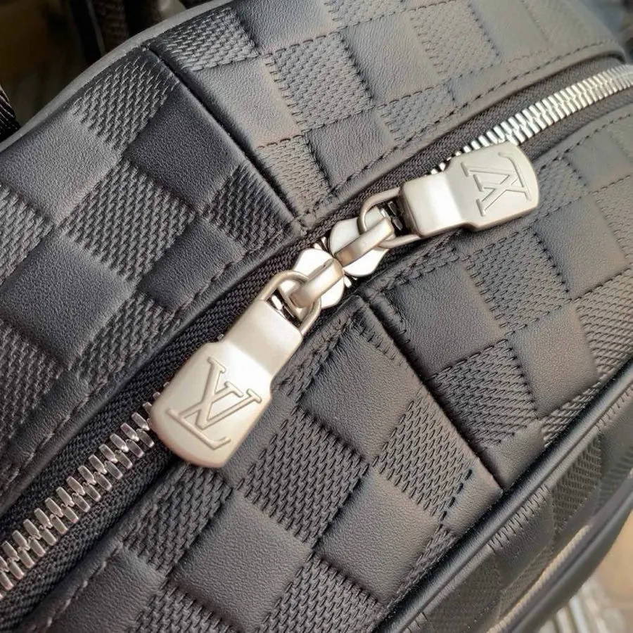 💰1160 (top layer leather) top original Campus backpack N40094 🌱The Damier Infini cowhide has a silver luster, and the brand's classic Damier checkerboard pattern is reinterpreted with an embossed texture. The silver zipper focuses attention, and the design of multiple inner pockets and outer zipper compartments is in line with pragmatism. 30.0x 39.0x 13.0 cm (Length x Height x Width) Damier Infini Onyx Silver Cowhide Leather Trim Textile lining Silver hardware Adjustable leather shoulder strap Top handle Zip closure External zipper compartment Double patch pockets Double interior pockets Interior patch pockets