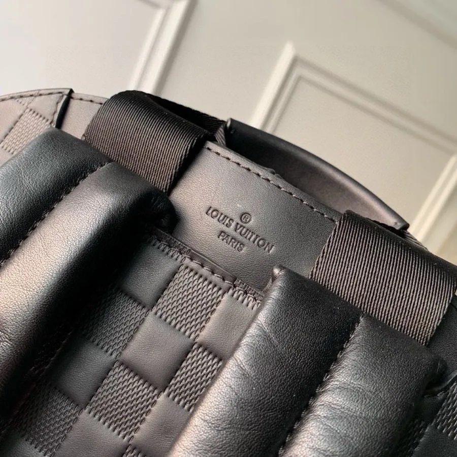 💰1160 (top layer leather) top original Campus backpack N40094 🌱The Damier Infini cowhide has a silver luster, and the brand's classic Damier checkerboard pattern is reinterpreted with an embossed texture. The silver zipper focuses attention, and the design of multiple inner pockets and outer zipper compartments is in line with pragmatism. 30.0x 39.0x 13.0 cm (Length x Height x Width) Damier Infini Onyx Silver Cowhide Leather Trim Textile lining Silver hardware Adjustable leather shoulder strap Top handle Zip closure External zipper compartment Double patch pockets Double interior pockets Interior patch pockets