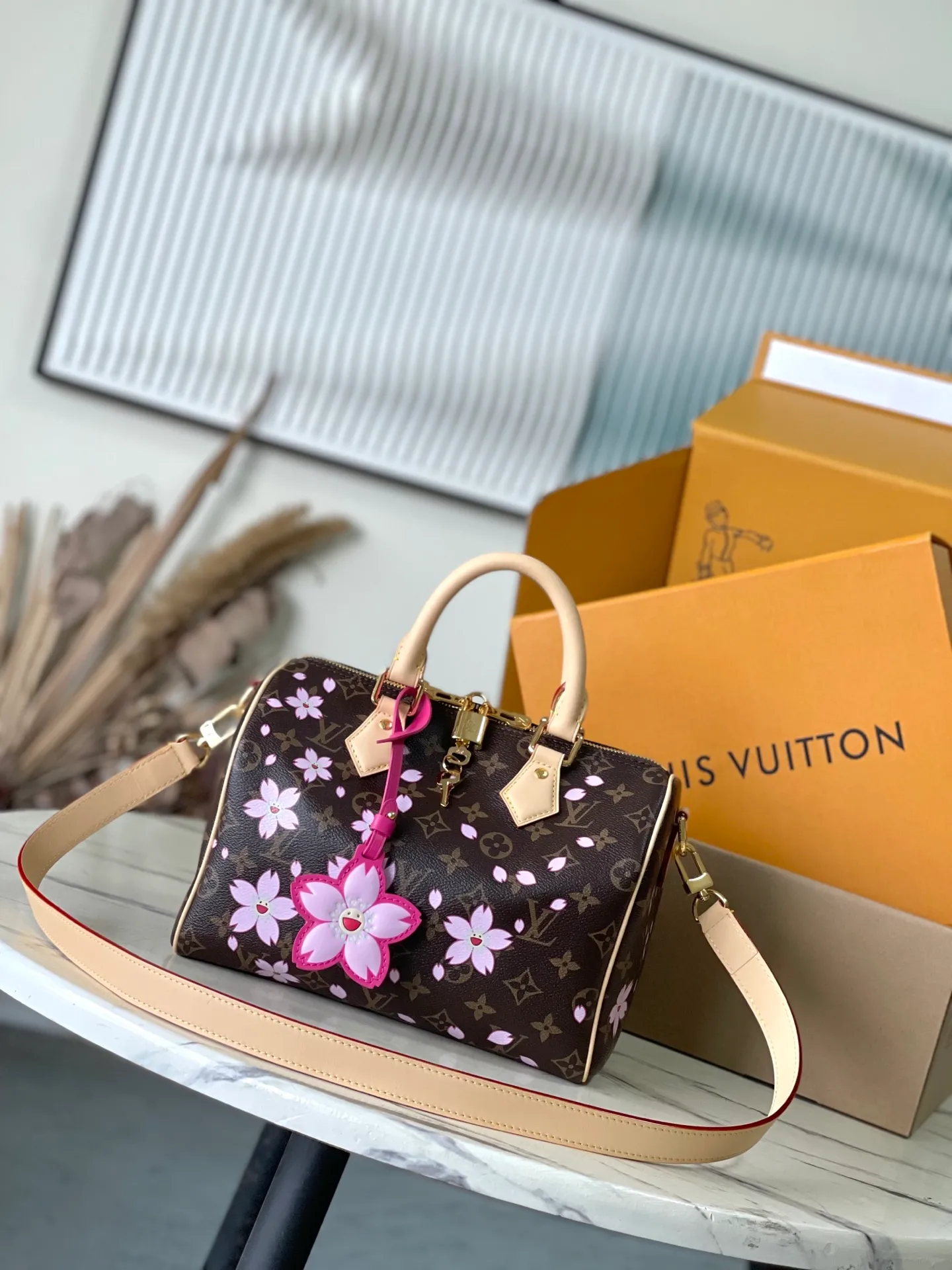 💰1000 Top Original Order M14174 This Speedy Bandouliere 25 handbag comes from the Louis Vuitton×Takashi Murakami replica series. The brand's classic Monogram coating is integrated into Murakami's clever Cherry Blossom pattern, and the same elements are continued to the detachable bag decoration. Toron handles constructed of cow leather and a removable leather shoulder strap, double zippers and padlock keep personal belongings safe and secure. Dimensions: 25 × 19 × 15 cm