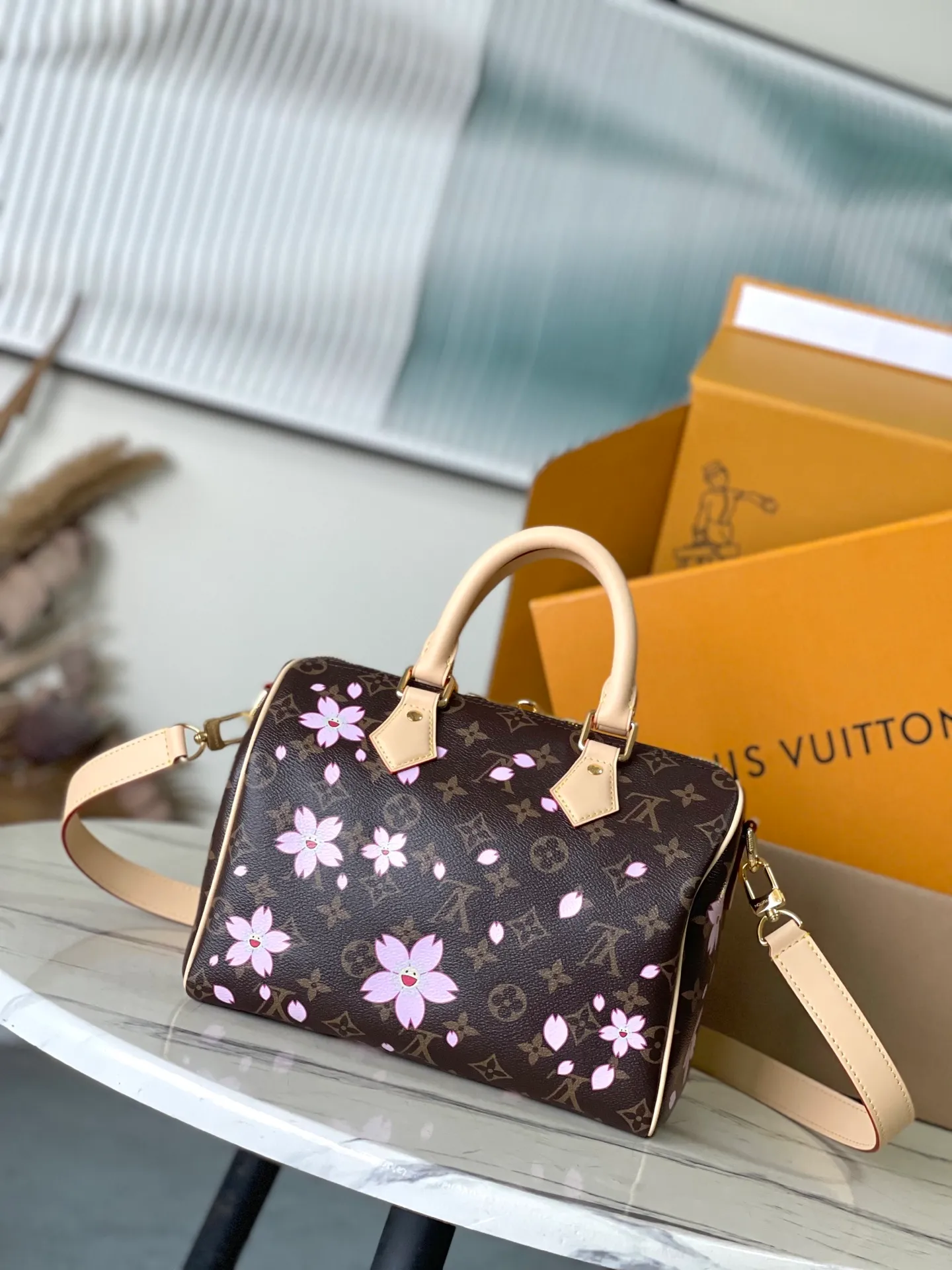 💰1000 Top Original Order M14174 This Speedy Bandouliere 25 handbag comes from the Louis Vuitton×Takashi Murakami replica series. The brand's classic Monogram coating is integrated into Murakami's clever Cherry Blossom pattern, and the same elements are continued to the detachable bag decoration. Toron handles constructed of cow leather and a removable leather shoulder strap, double zippers and padlock keep personal belongings safe and secure. Dimensions: 25 × 19 × 15 cm