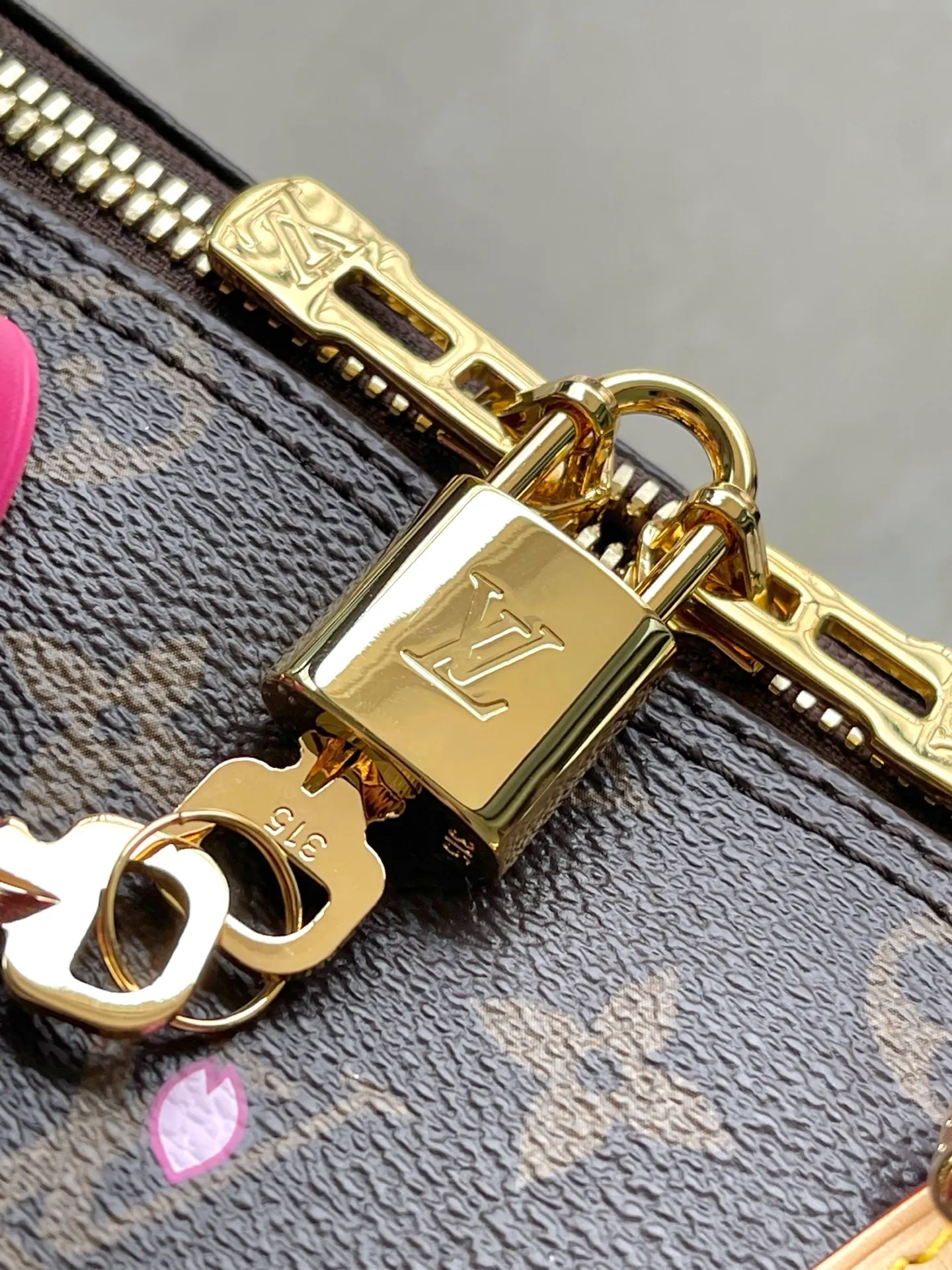 💰1000 Top Original Order M14174 This Speedy Bandouliere 25 handbag comes from the Louis Vuitton×Takashi Murakami replica series. The brand's classic Monogram coating is integrated into Murakami's clever Cherry Blossom pattern, and the same elements are continued to the detachable bag decoration. Toron handles constructed of cow leather and a removable leather shoulder strap, double zippers and padlock keep personal belongings safe and secure. Dimensions: 25 × 19 × 15 cm