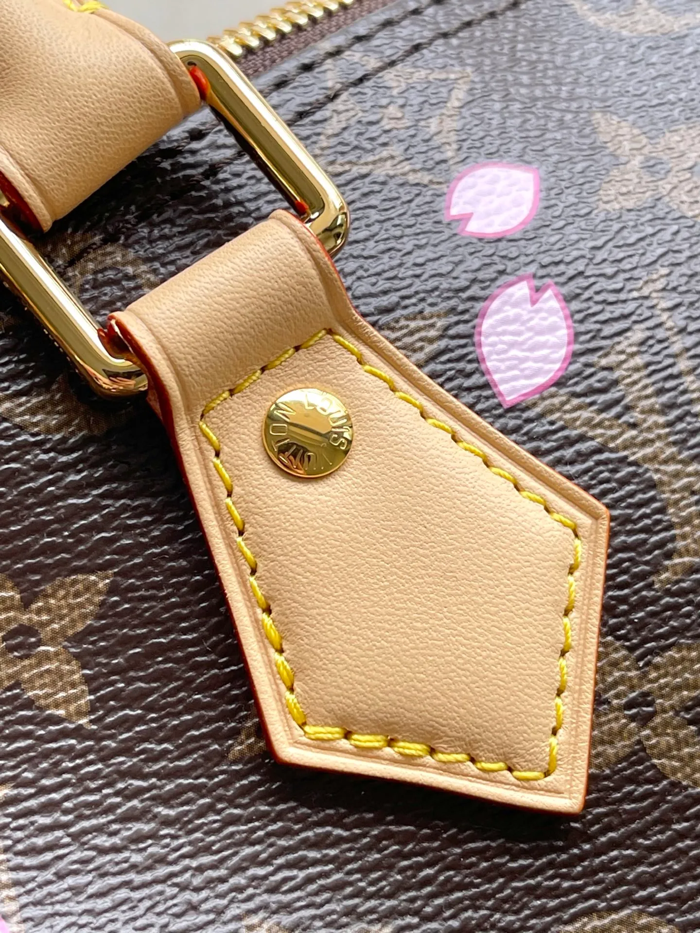 💰1000 Top Original Order M14174 This Speedy Bandouliere 25 handbag comes from the Louis Vuitton×Takashi Murakami replica series. The brand's classic Monogram coating is integrated into Murakami's clever Cherry Blossom pattern, and the same elements are continued to the detachable bag decoration. Toron handles constructed of cow leather and a removable leather shoulder strap, double zippers and padlock keep personal belongings safe and secure. Dimensions: 25 × 19 × 15 cm