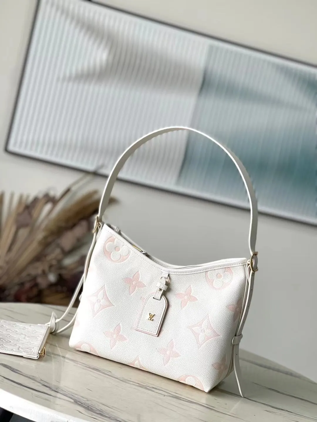 💰1180 (first-grain leather) Top-quality original M46288 pink silk screen printing details CarryAll small handbag is made of Monogram Empreinte embossed leather, with a generous configuration and a neat inner layer, and a large inner bag adds functional elements. Comes with a Monogram embossed zipper clutch secured by a leather strap. A personal companion for urban life. Dimensions 29 x 24 x 12 cm (length x height x width)