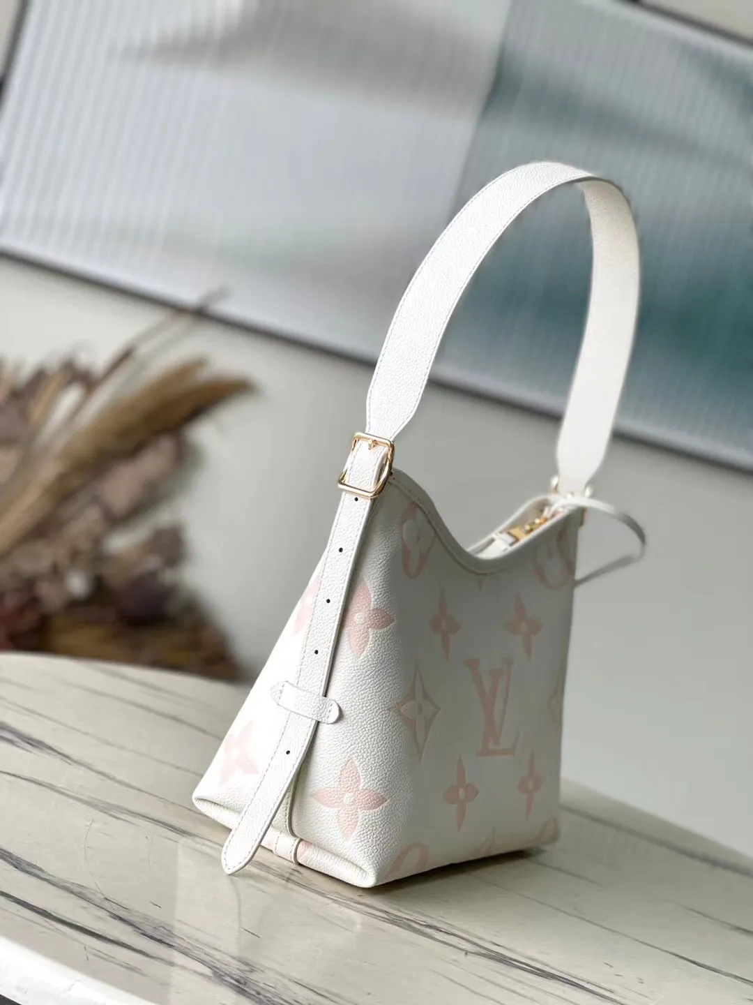💰1180 (first-grain leather) Top-quality original M46288 pink silk screen printing details CarryAll small handbag is made of Monogram Empreinte embossed leather, with a generous configuration and a neat inner layer, and a large inner bag adds functional elements. Comes with a Monogram embossed zipper clutch secured by a leather strap. A personal companion for urban life. Dimensions 29 x 24 x 12 cm (length x height x width)