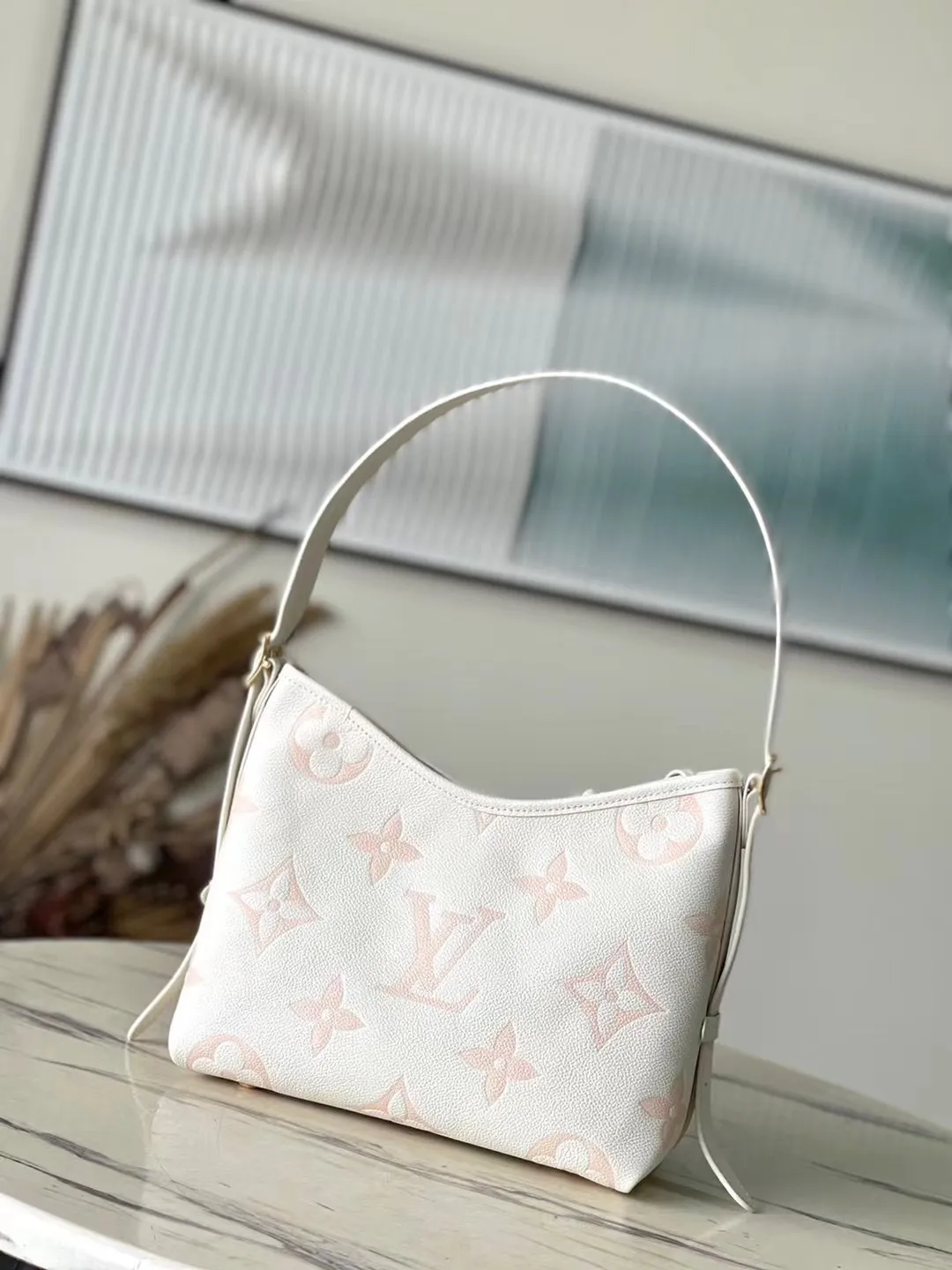 💰1180 (first-grain leather) Top-quality original M46288 pink silk screen printing details CarryAll small handbag is made of Monogram Empreinte embossed leather, with a generous configuration and a neat inner layer, and a large inner bag adds functional elements. Comes with a Monogram embossed zipper clutch secured by a leather strap. A personal companion for urban life. Dimensions 29 x 24 x 12 cm (length x height x width)