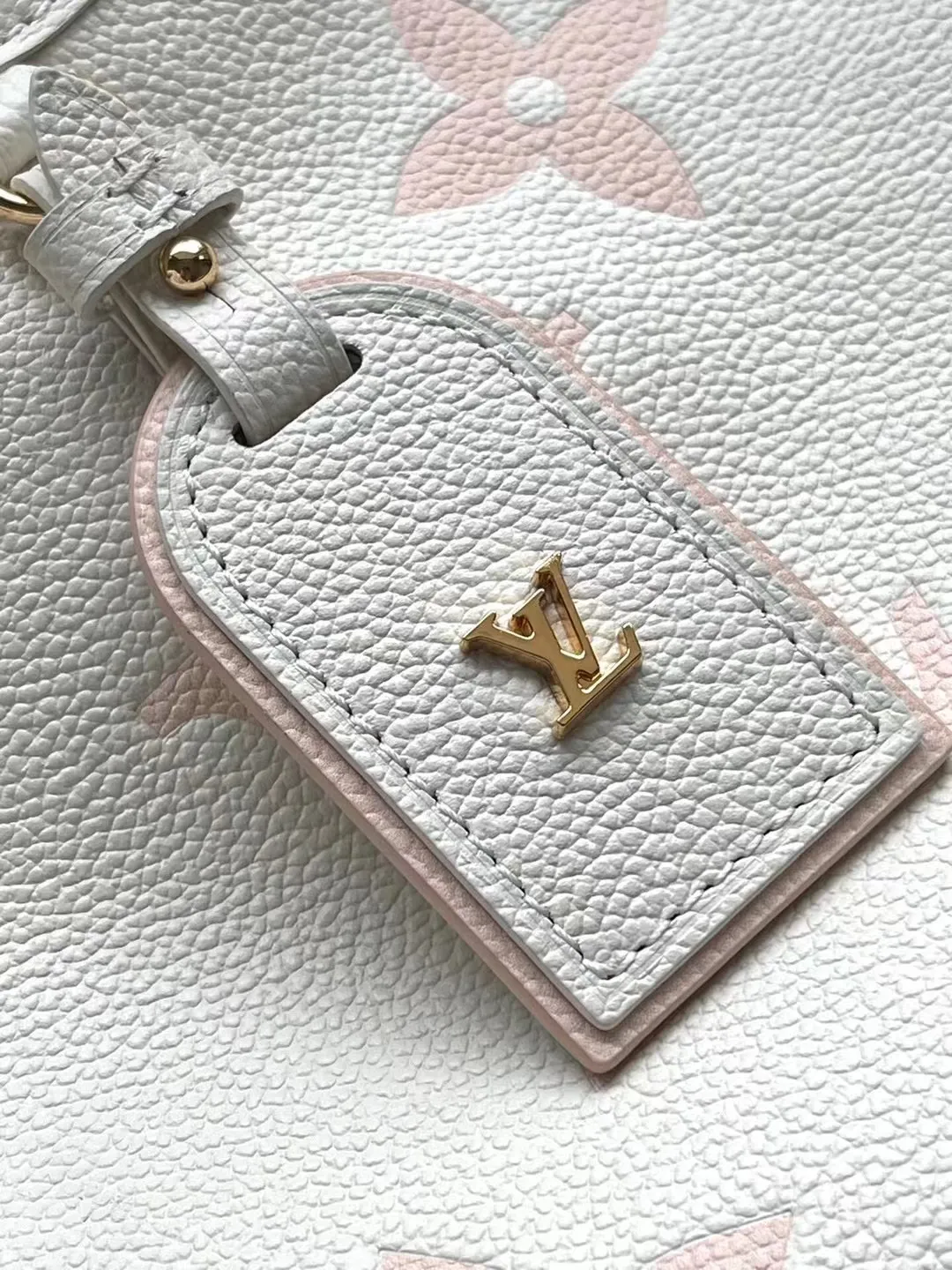 💰1180 (first-grain leather) Top-quality original M46288 pink silk screen printing details CarryAll small handbag is made of Monogram Empreinte embossed leather, with a generous configuration and a neat inner layer, and a large inner bag adds functional elements. Comes with a Monogram embossed zipper clutch secured by a leather strap. A personal companion for urban life. Dimensions 29 x 24 x 12 cm (length x height x width)
