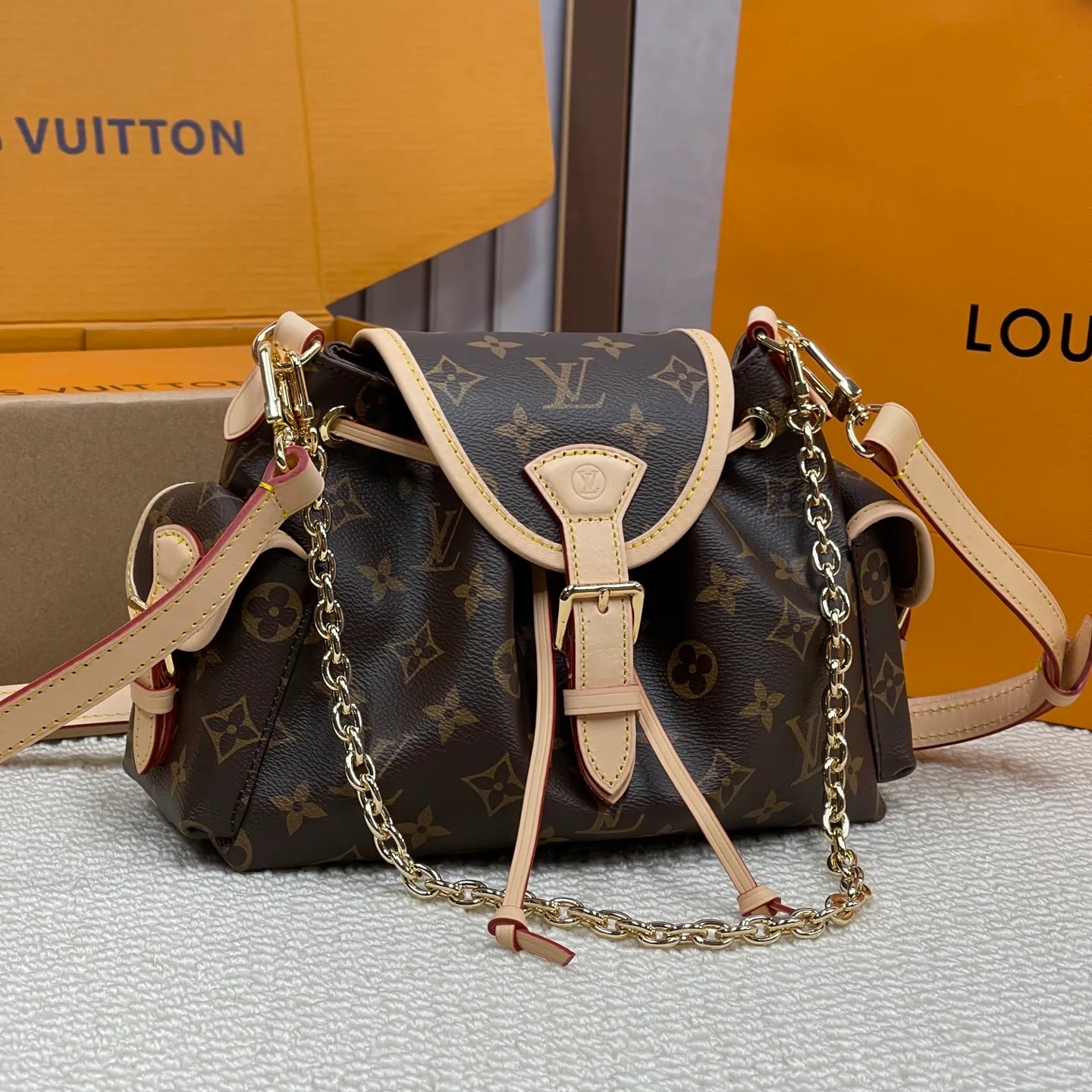 [Upgraded version] P640¥ New model at the counter. High quality · Comes with gift box 🎁Packaging [ODYSSÉE handbag] Model M25085 Odysée handbag is from the 2025 early autumn series, paying tribute to the brand heritage with stylish daily design. Dazzling buckles and detachable chains accentuate the Monogram canvas body, and the side pockets provide easy access to keys, lipstick and other small items.  Dimensions: 17 x 12 x 27 cm