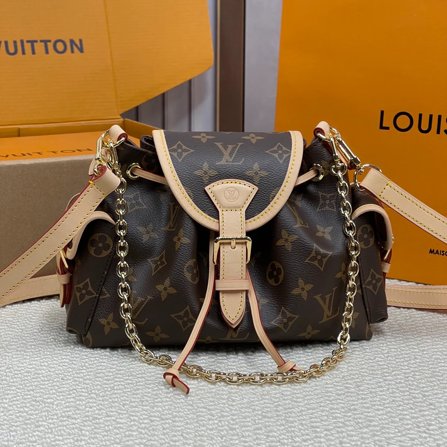 [Upgraded version] P640¥ New model at the counter. High quality · Comes with gift box 🎁Packaging [ODYSSÉE handbag] Model M25085 Odysée handbag is from the 2025 early autumn series, paying tribute to the brand heritage with stylish daily design. Dazzling buckles and detachable chains accentuate the Monogram canvas body, and the side pockets provide easy access to keys, lipstick and other small items.  Dimensions: 17 x 12 x 27 cm