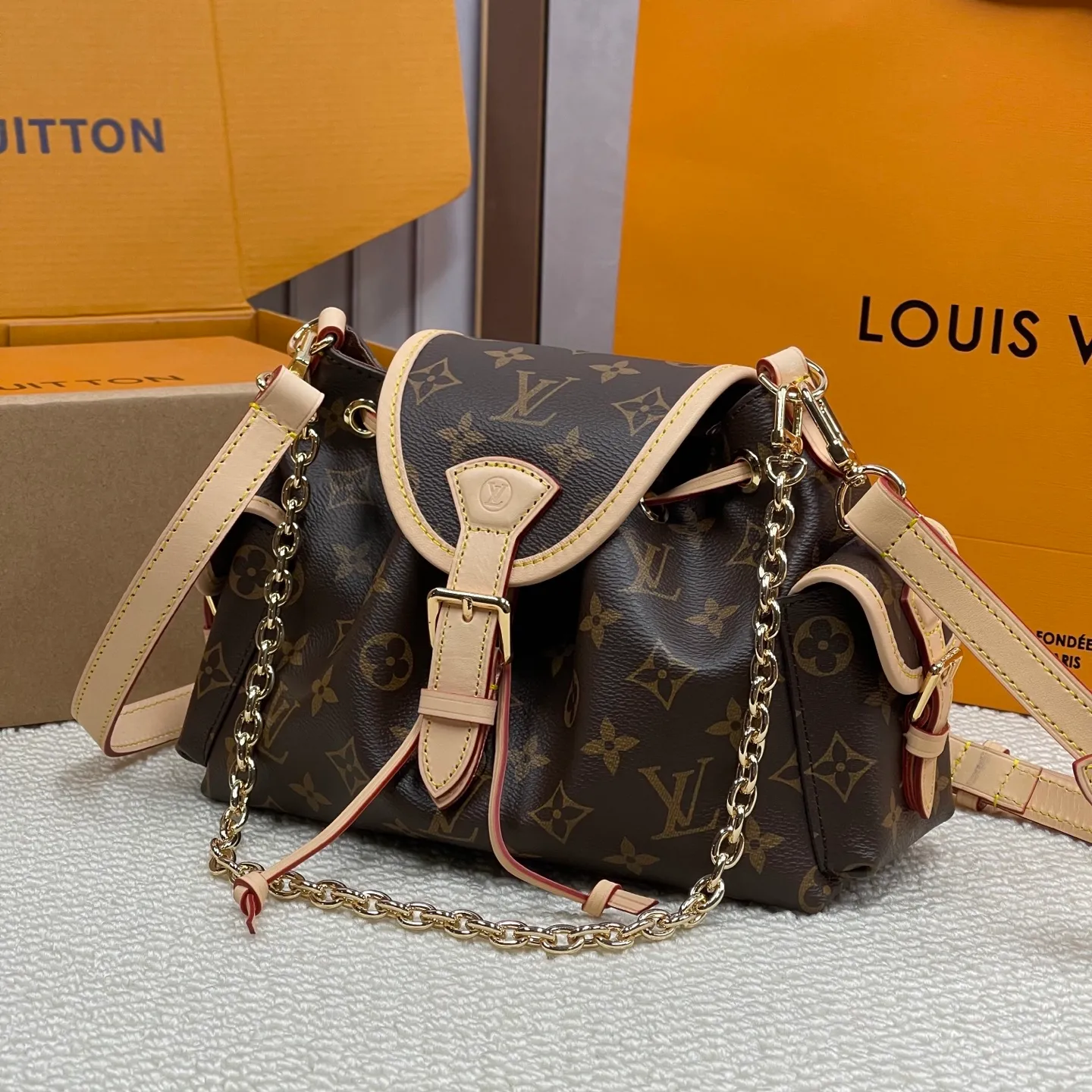[Upgraded version] P640¥ New model at the counter. High quality · Comes with gift box 🎁Packaging [ODYSSÉE handbag] Model M25085 Odysée handbag is from the 2025 early autumn series, paying tribute to the brand heritage with stylish daily design. Dazzling buckles and detachable chains accentuate the Monogram canvas body, and the side pockets provide easy access to keys, lipstick and other small items.  Dimensions: 17 x 12 x 27 cm