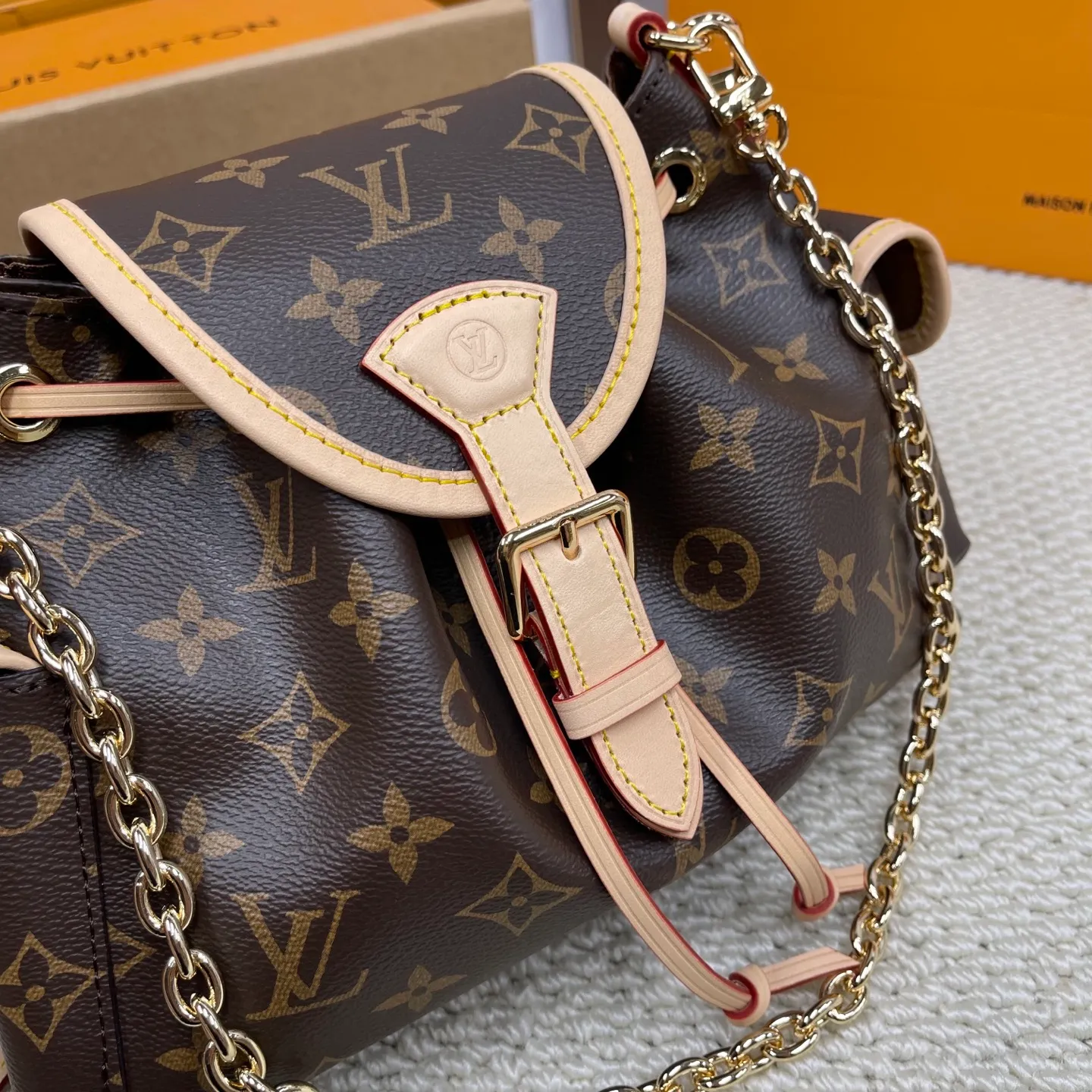 [Upgraded version] P640¥ New model at the counter. High quality · Comes with gift box 🎁Packaging [ODYSSÉE handbag] Model M25085 Odysée handbag is from the 2025 early autumn series, paying tribute to the brand heritage with stylish daily design. Dazzling buckles and detachable chains accentuate the Monogram canvas body, and the side pockets provide easy access to keys, lipstick and other small items.  Dimensions: 17 x 12 x 27 cm