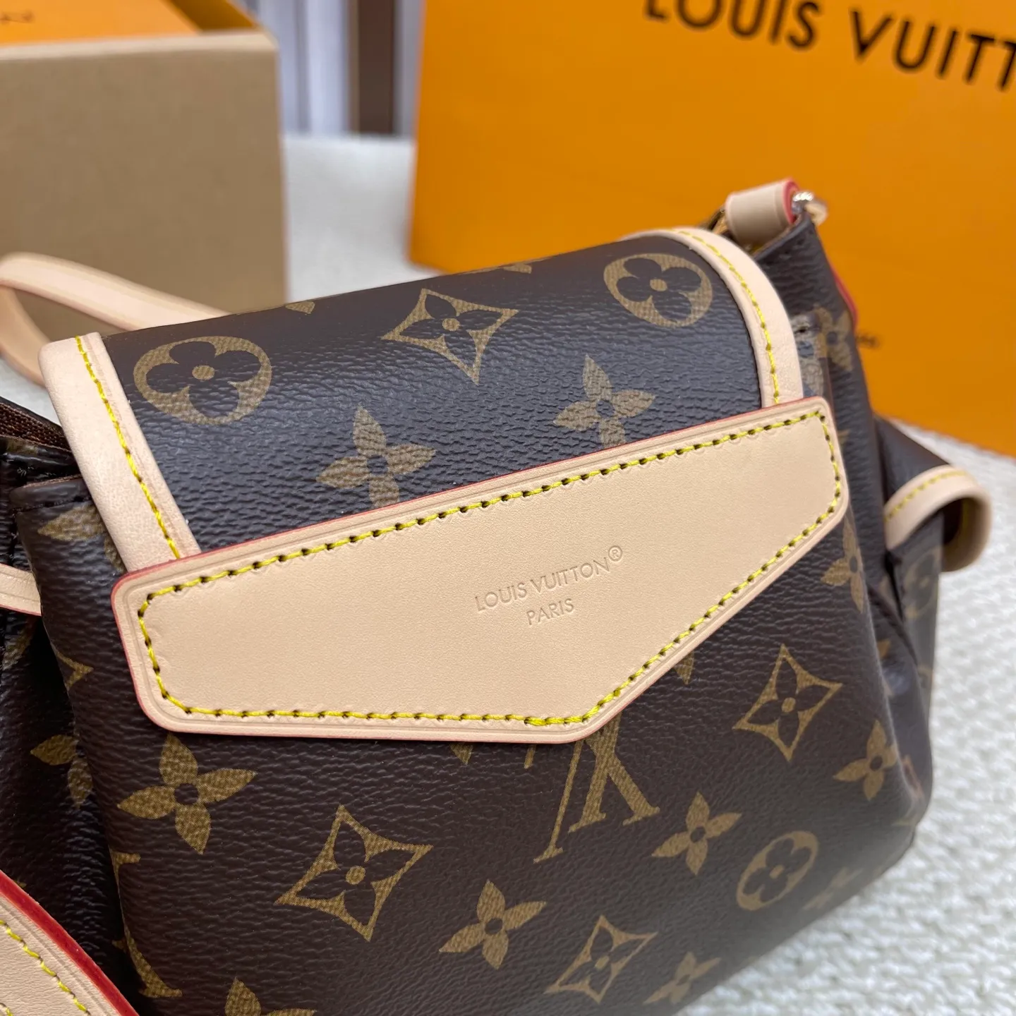 [Upgraded version] P640¥ New model at the counter. High quality · Comes with gift box 🎁Packaging [ODYSSÉE handbag] Model M25085 Odysée handbag is from the 2025 early autumn series, paying tribute to the brand heritage with stylish daily design. Dazzling buckles and detachable chains accentuate the Monogram canvas body, and the side pockets provide easy access to keys, lipstick and other small items.  Dimensions: 17 x 12 x 27 cm