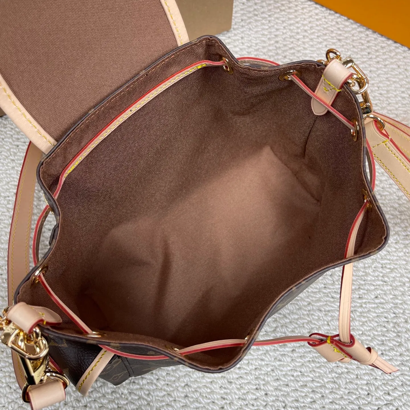 [Upgraded version] P640¥ New model at the counter. High quality · Comes with gift box 🎁Packaging [ODYSSÉE handbag] Model M25085 Odysée handbag is from the 2025 early autumn series, paying tribute to the brand heritage with stylish daily design. Dazzling buckles and detachable chains accentuate the Monogram canvas body, and the side pockets provide easy access to keys, lipstick and other small items.  Dimensions: 17 x 12 x 27 cm